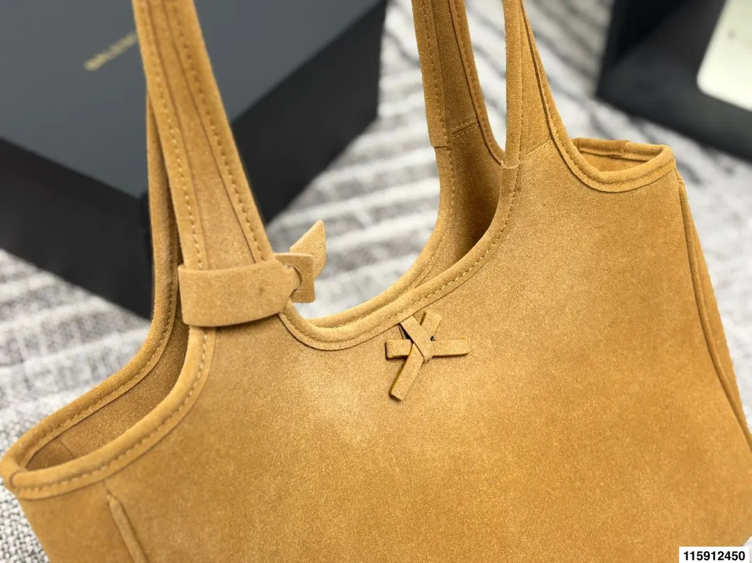 p160 配盒子巴黎世家 Balenciaga 巴黎世家 托特包 这款黑色托特包采用麂皮 表面细腻有质感，设计极简，线条流畅，低调又高级。容量大，通勤或短途出行都很实用，手提肩背都方便。黑色百搭，轻松融入各种穿搭，简约风格爱好者必入！日常通勤、休闲场合都能hold住，实用又提升造型感山 尺寸36 24