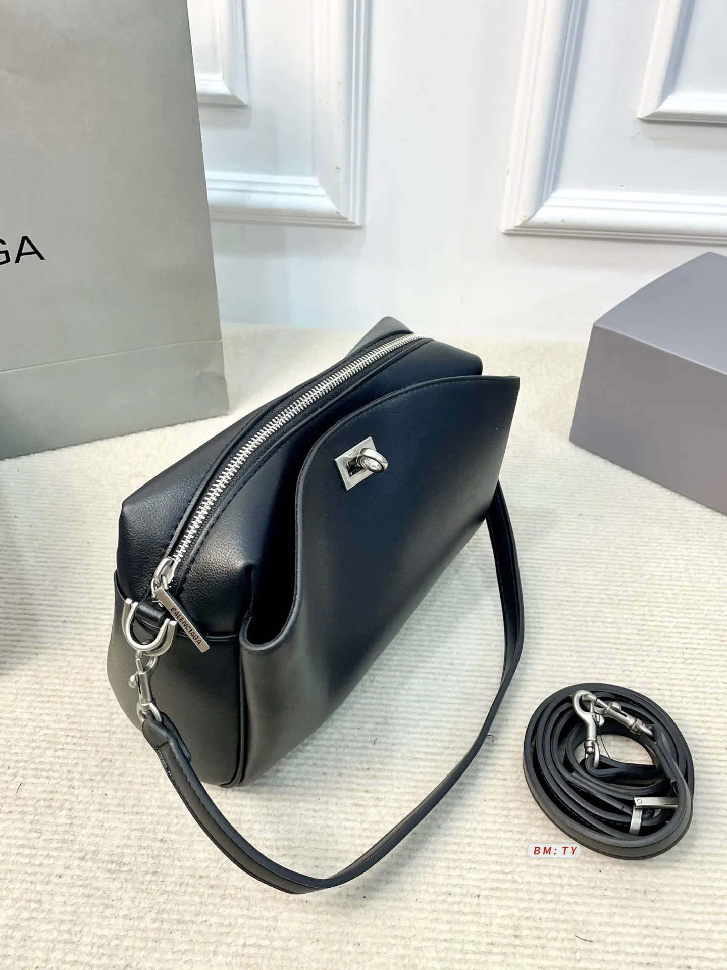 💰155 配折叠礼盒 巴黎世家Rodeo相机包,哑光质感+细腻褶纹,皮质柔软有韧性,越用越有光泽。简约包身配金属锁扣,细节精致,低调又高级!容量适中,手机、充电宝、笔记本都能装下,通勤休闲都OK。肩带可调节,手拎斜挎随心切换,实用又时髦。 尺寸:25*11*16