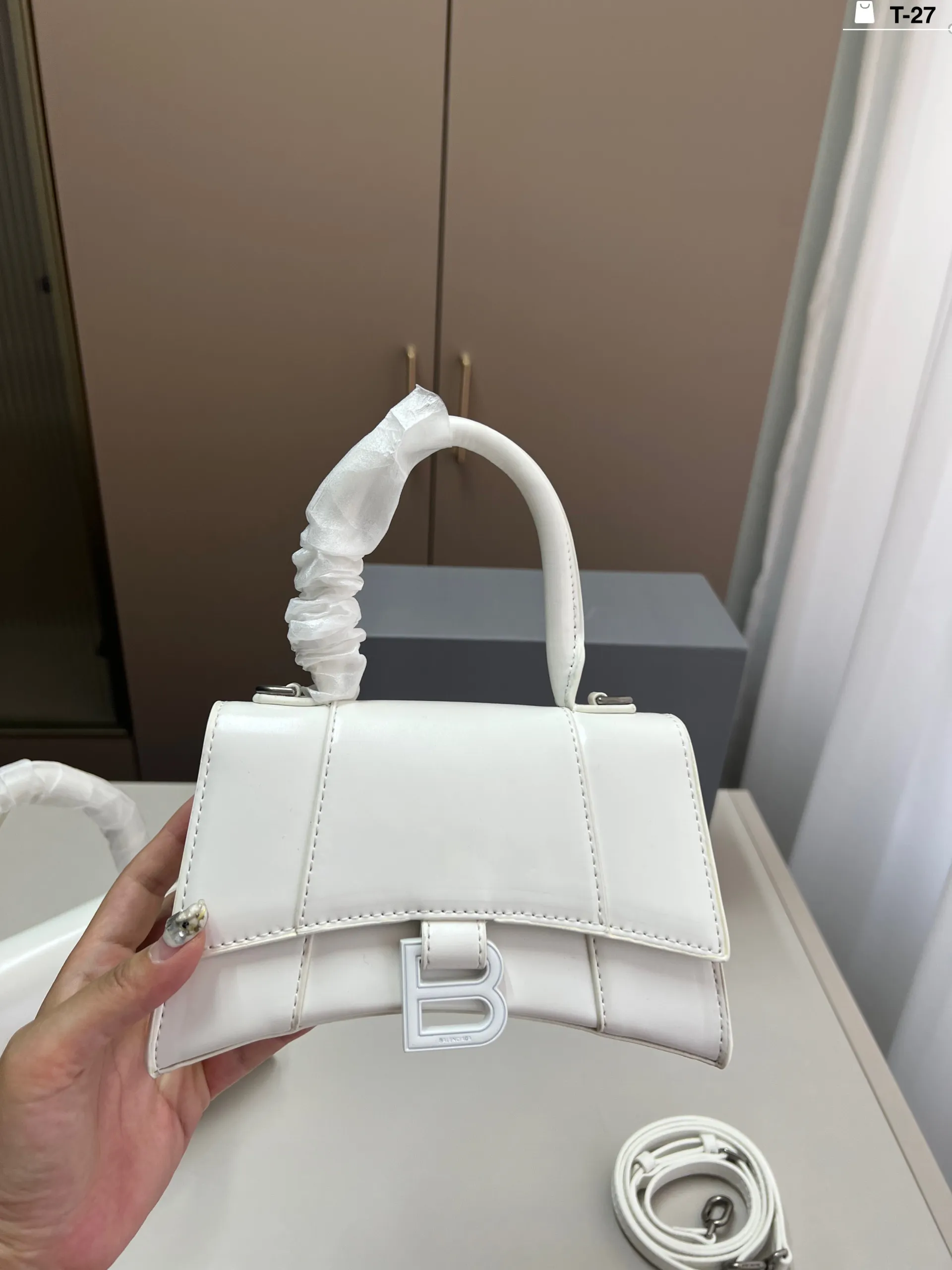 小💰p135 巴黎世家沙漏包（平纹） 优雅 时尚 简单又大方 还带给你带来复古潮流的感觉 T-27尺寸19&times;9/22&times;10折叠盒