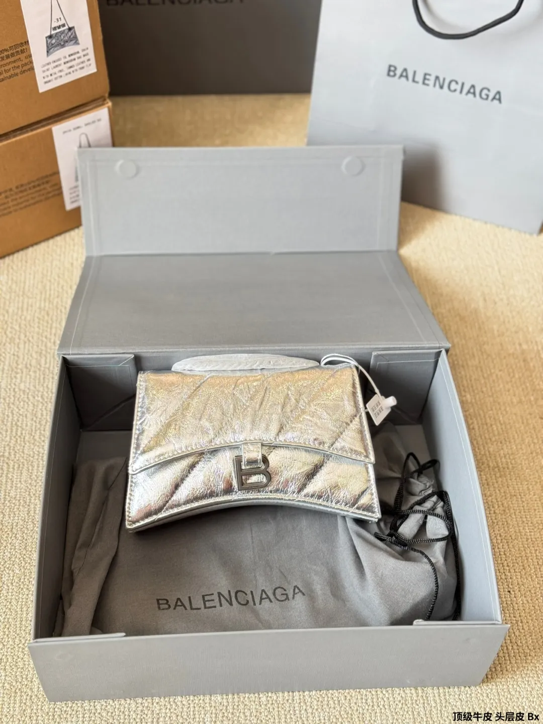 顶级原单 头层皮 p230/p200/p180 有Bella独特的氛围感了,好绝。 有Bella 那味儿了 一独特的氛围感好绝。 来自巴黎世家 Crush气场强大的实用型 大包包强势回归! 巴黎世家 Crush 以 Hourglass 沙漏包廓形为基础,特殊 处理后呈现出皱褶纸质感的纹理,软软的包身 十褶皱 感皮质,满满的前卫感! 整个包真的一眼爱上,经典沙漏轮廓,皮质柔软,手感 像枕头一般超级好!尺寸大号30 20cm 小号25 15cm 迷你20 13cm