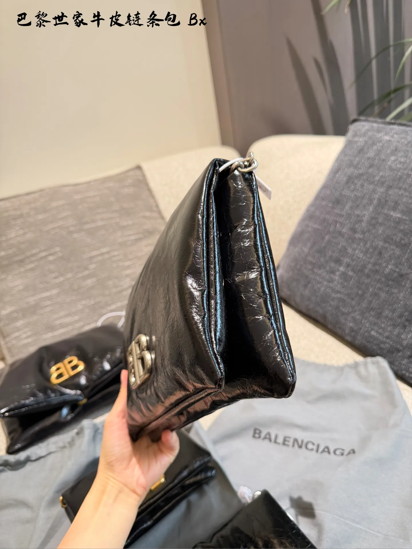 p150p175 巴黎世家新到美丽的小包包 巴黎世家monaco nano手袋 尺寸:长18cm,25cm • 蓬松细纹羊皮革 • Nano手袋 • 链式肩带53.8厘米,把链条绑起来还可以当作手包哦🩵