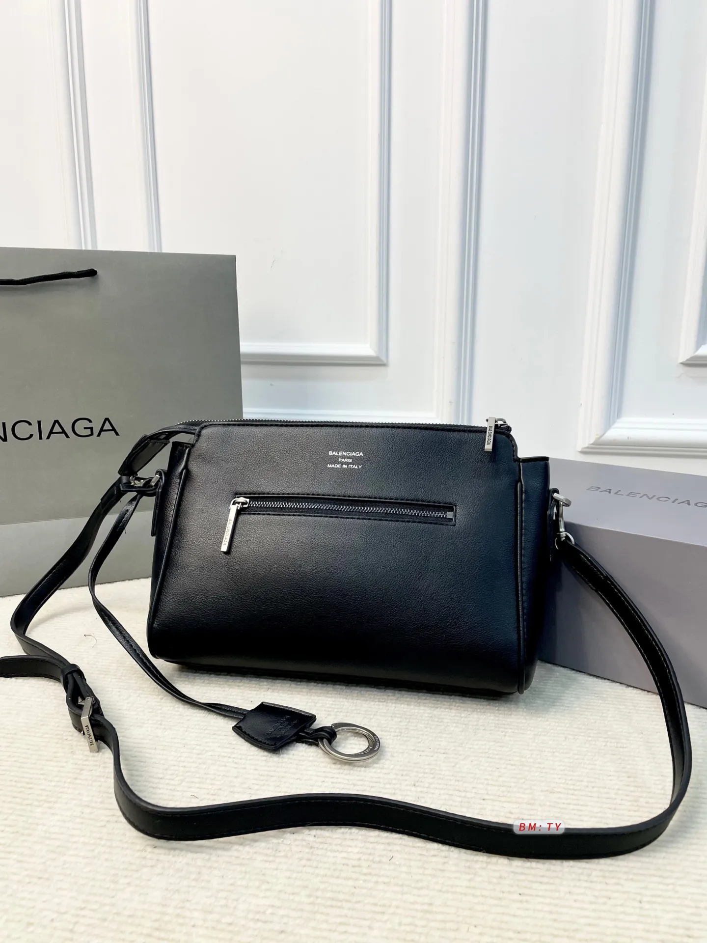 💰165 配折叠礼盒 巴黎世家Bel Air邮差包,质感细腻耐用,配色低调优雅,金属扣件精致有质感。包型经典,线条流畅,尺寸适中,通勤休闲都很适合。肩带可调节,支持单肩、斜挎多种背法,灵活百搭。内部空间合理,日常物品轻松收纳。 尺寸:27*10*18