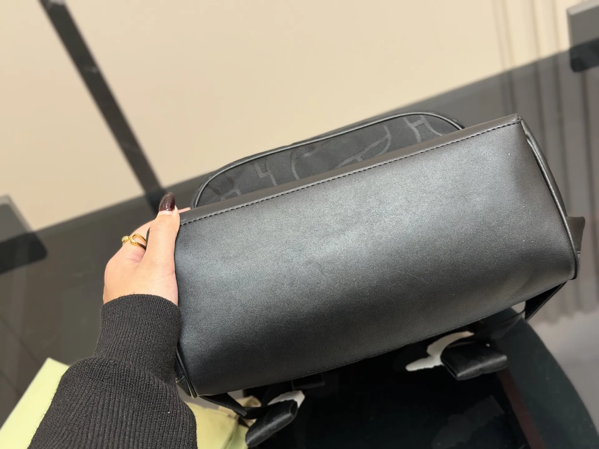 ¥220 无盒 轻便又🈶️容量 size:30*40cm 巴宝莉双肩包🎒 这款背包以标志性Burberry Trench风衣的独创面料作为灵感来源, 采用与棉质嘎巴甸同为密织结构的柔韧尼龙材质制成。 真的是好用到心坎里。