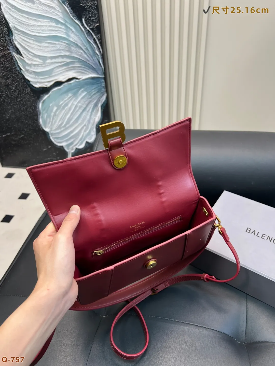 💰160 配折叠盒 巴黎世家CHIPS薯片袋造型颠覆传统牛皮材质打造独特触感，超薄设计却能装下手机、口红，兼具趣味与实用。搭配可拆卸肩带，轻松驾驭街头潮搭与摩登商务。以先锋设计打破平庸，让每一次出场都成为话题焦点！ 尺寸25.16cm