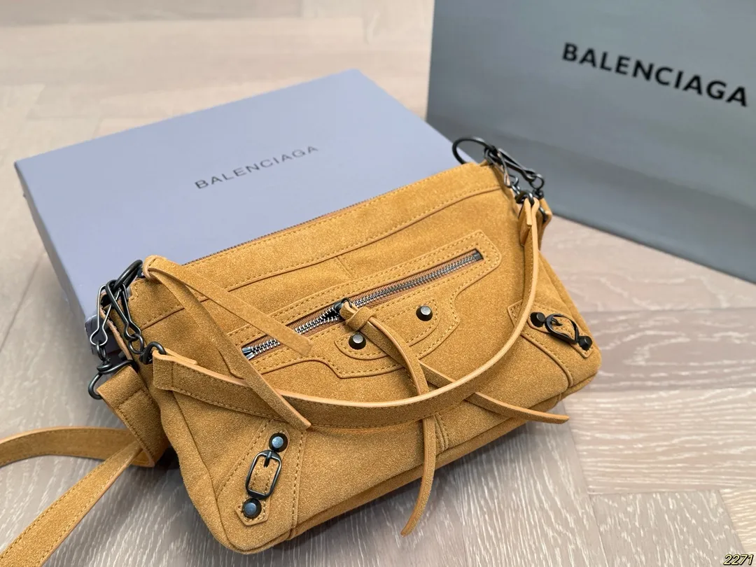 麂皮¥165配盒 Balenciaga 巴黎世家机车包 仙女的背包 完完全全 被迷上啦 仿佛进入仙境般 是每个可爱的小仙女必备 尺寸28 18