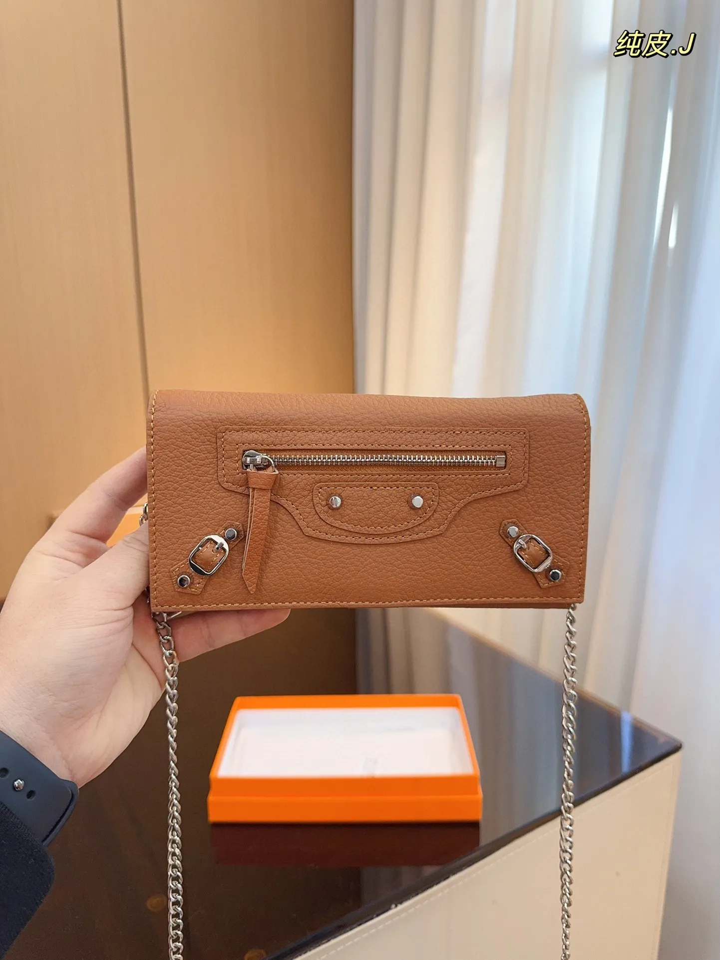 p130配礼盒🎁. 巴黎世家 新款钱包！ 你敢说你能抗拒它的光环嘛😇 格局超级赞！ 新年新钱包哦！尺寸：20*3*10cm