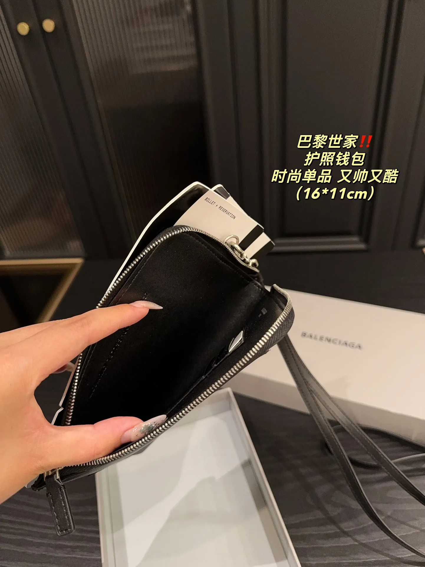 P250⚠️配盒️尺寸16.11 巴黎世家护照钱包 独特的艺术气息 颜值高 集美必入