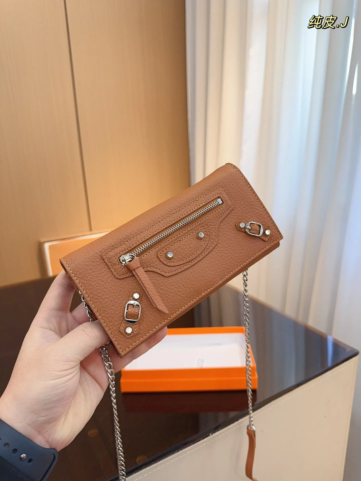 p130配礼盒🎁. 巴黎世家 新款钱包！ 你敢说你能抗拒它的光环嘛😇 格局超级赞！ 新年新钱包哦！尺寸：20*3*10cm