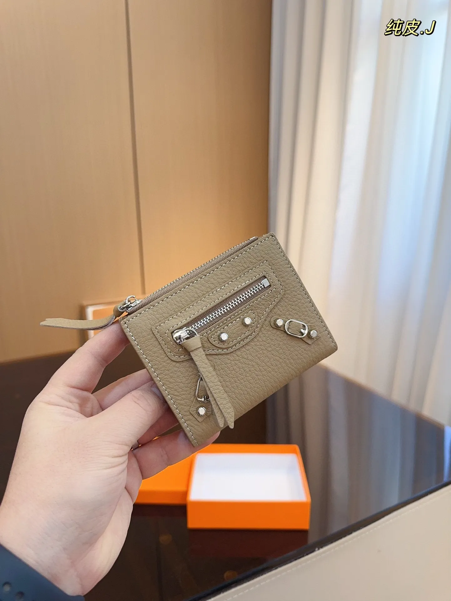 p100配礼盒🎁. 巴黎世家 新款钱包! 你敢说你能抗拒它的光环嘛😇 格局超级赞! 新年新钱包哦!尺寸:11*9cm