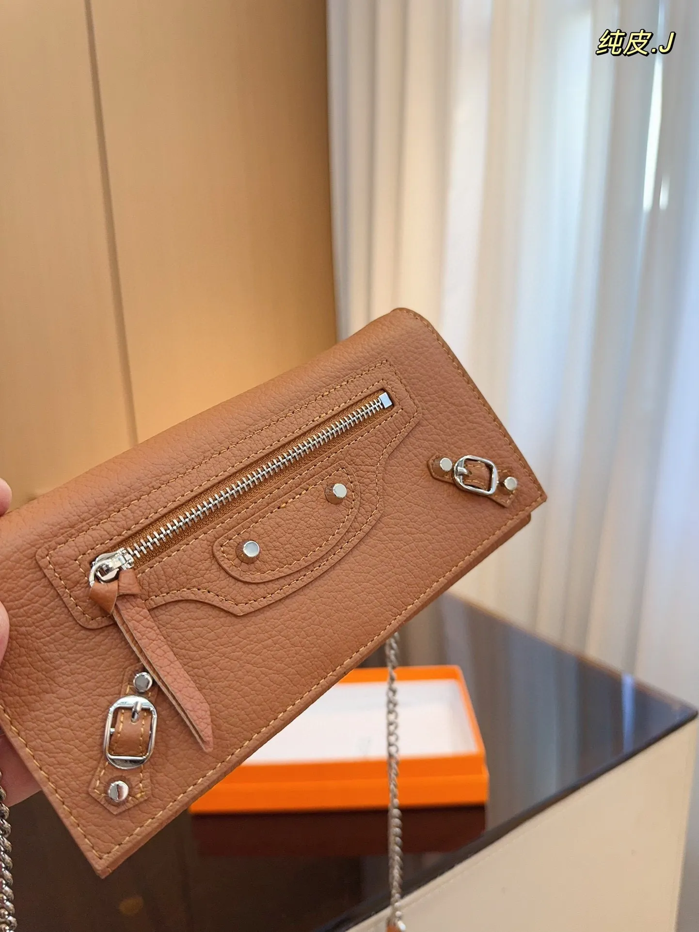 p130配礼盒🎁. 巴黎世家 新款钱包！ 你敢说你能抗拒它的光环嘛😇 格局超级赞！ 新年新钱包哦！尺寸：20*3*10cm