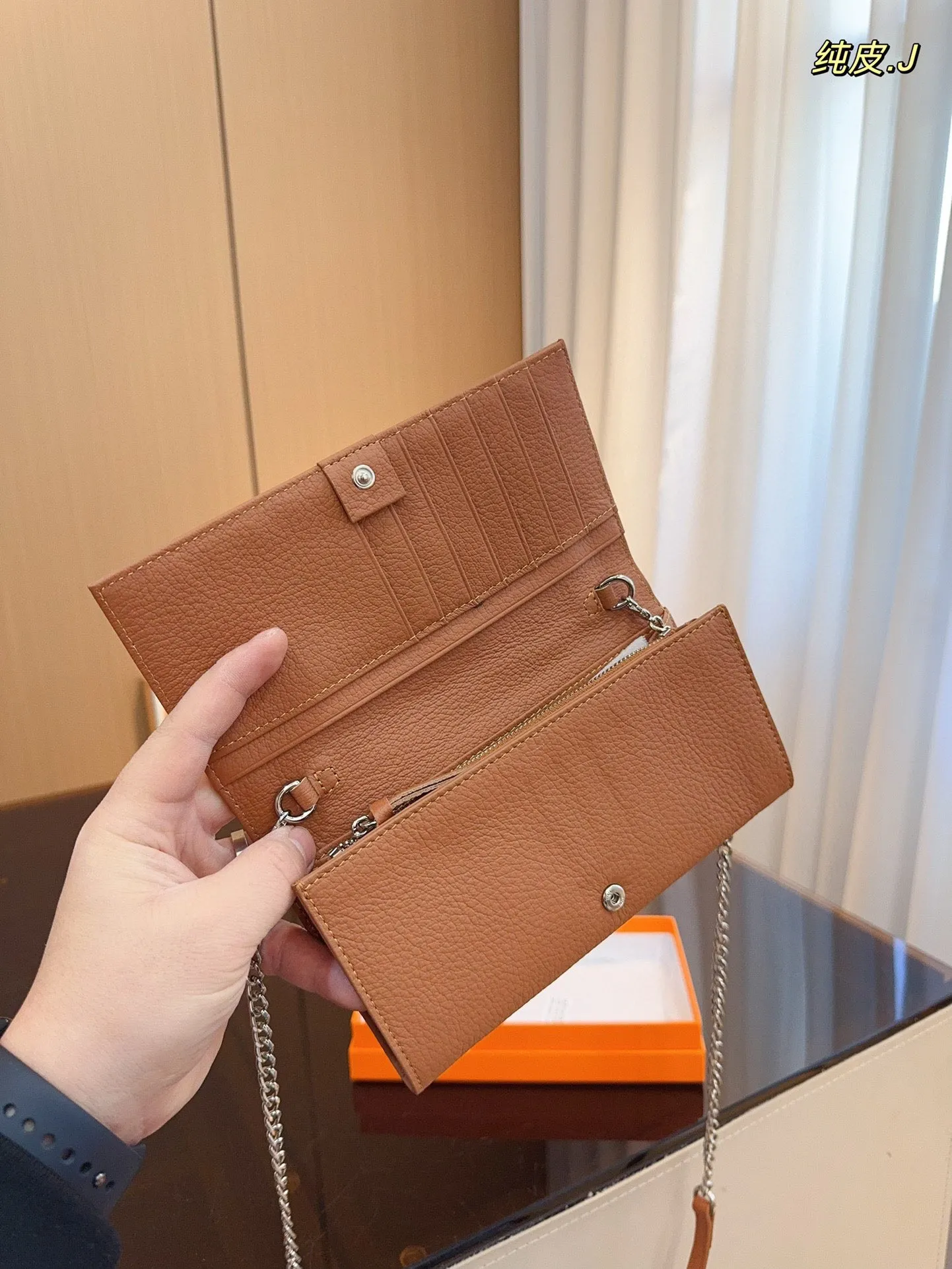 p130配礼盒🎁. 巴黎世家 新款钱包！ 你敢说你能抗拒它的光环嘛😇 格局超级赞！ 新年新钱包哦！尺寸：20*3*10cm