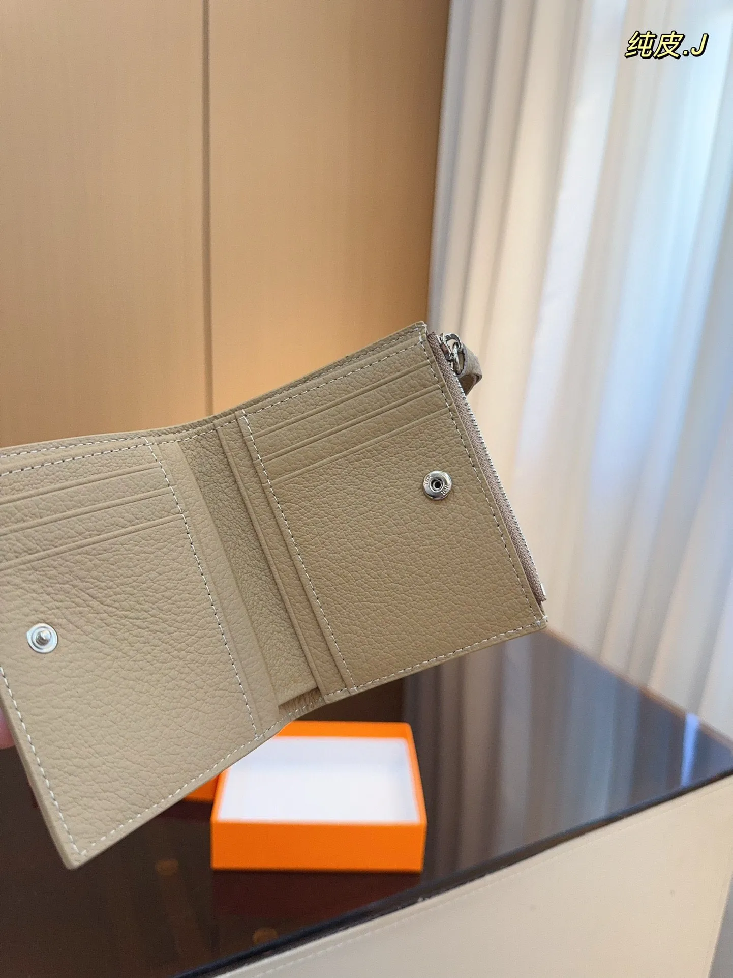 p100配礼盒🎁. 巴黎世家 新款钱包！ 你敢说你能抗拒它的光环嘛😇 格局超级赞！ 新年新钱包哦！尺寸：11*9cm