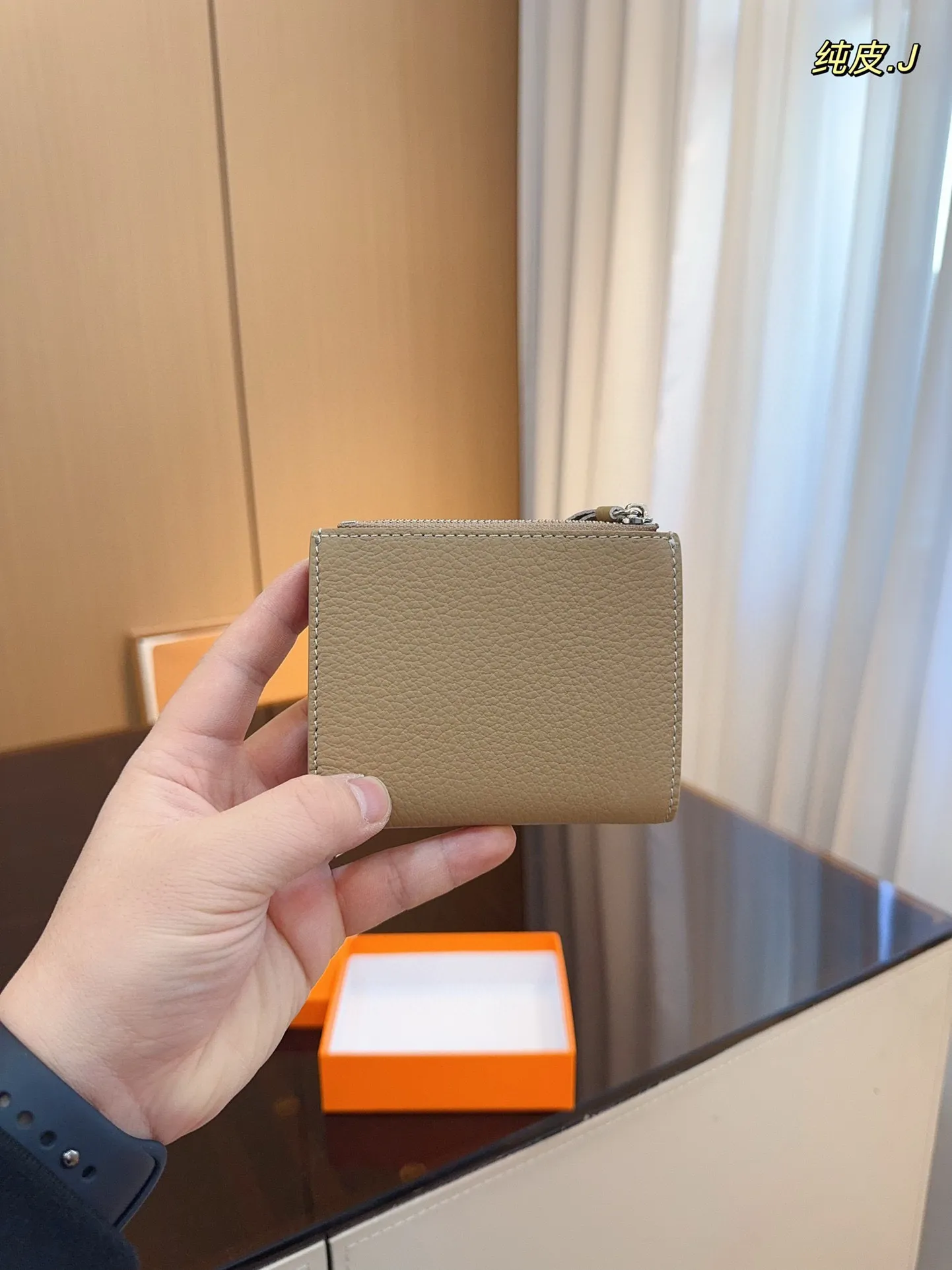 p100配礼盒🎁. 巴黎世家 新款钱包! 你敢说你能抗拒它的光环嘛😇 格局超级赞! 新年新钱包哦!尺寸:11*9cm