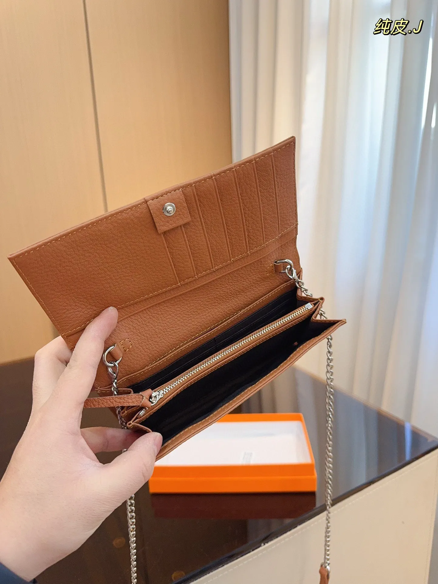 p130配礼盒🎁. 巴黎世家 新款钱包! 你敢说你能抗拒它的光环嘛😇 格局超级赞! 新年新钱包哦!尺寸:20*3*10cm