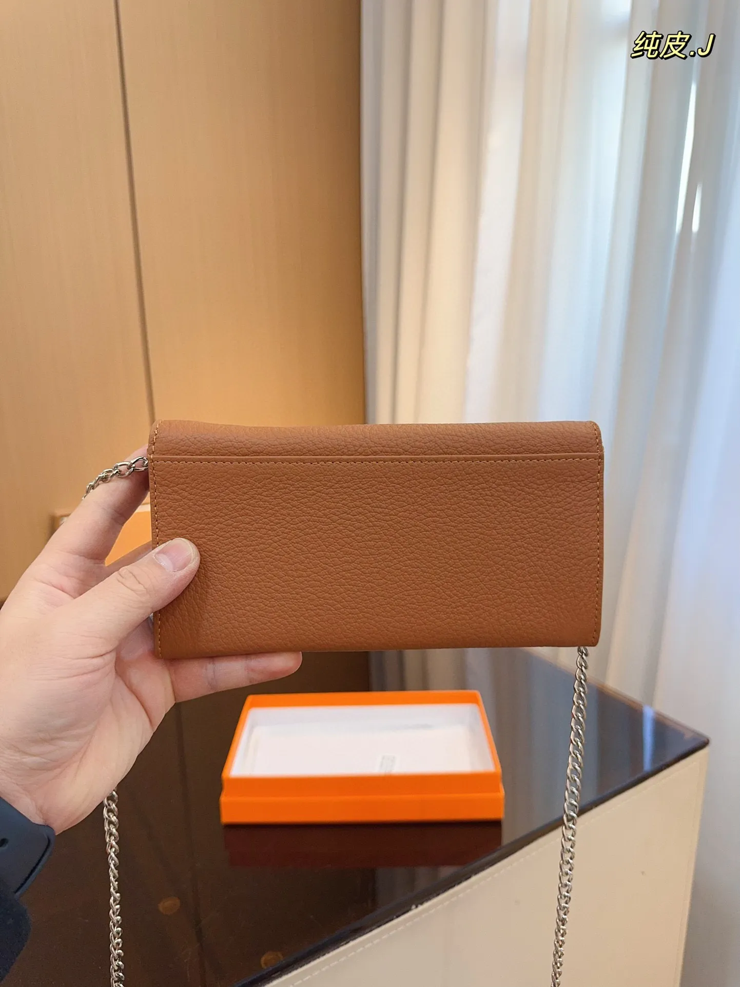 p130配礼盒🎁. 巴黎世家 新款钱包！ 你敢说你能抗拒它的光环嘛😇 格局超级赞！ 新年新钱包哦！尺寸：20*3*10cm