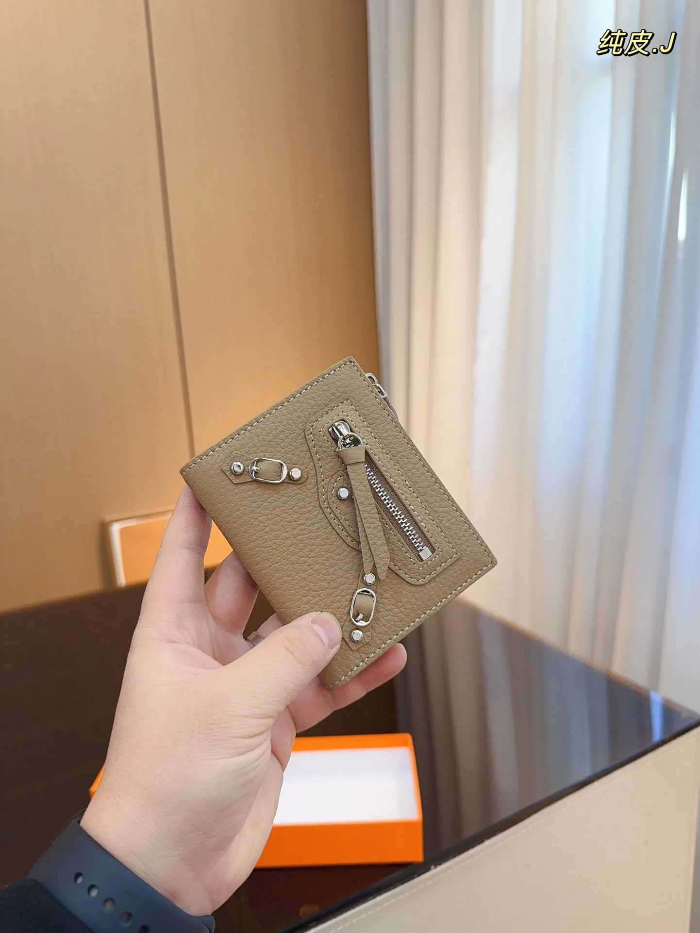 p100配礼盒🎁. 巴黎世家 新款钱包！ 你敢说你能抗拒它的光环嘛😇 格局超级赞！ 新年新钱包哦！尺寸：11*9cm