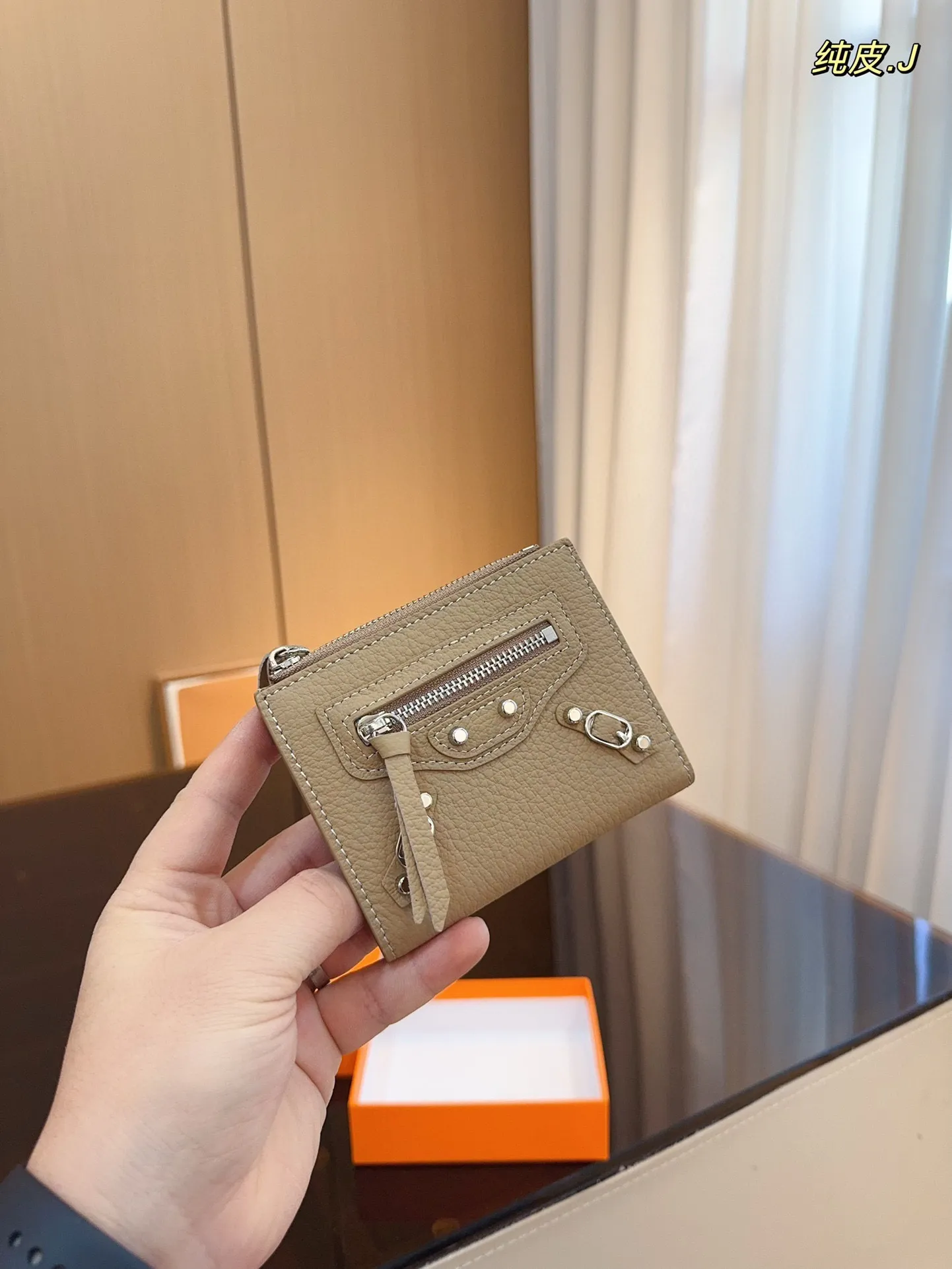 p100配礼盒🎁. 巴黎世家 新款钱包! 你敢说你能抗拒它的光环嘛😇 格局超级赞! 新年新钱包哦!尺寸:11*9cm