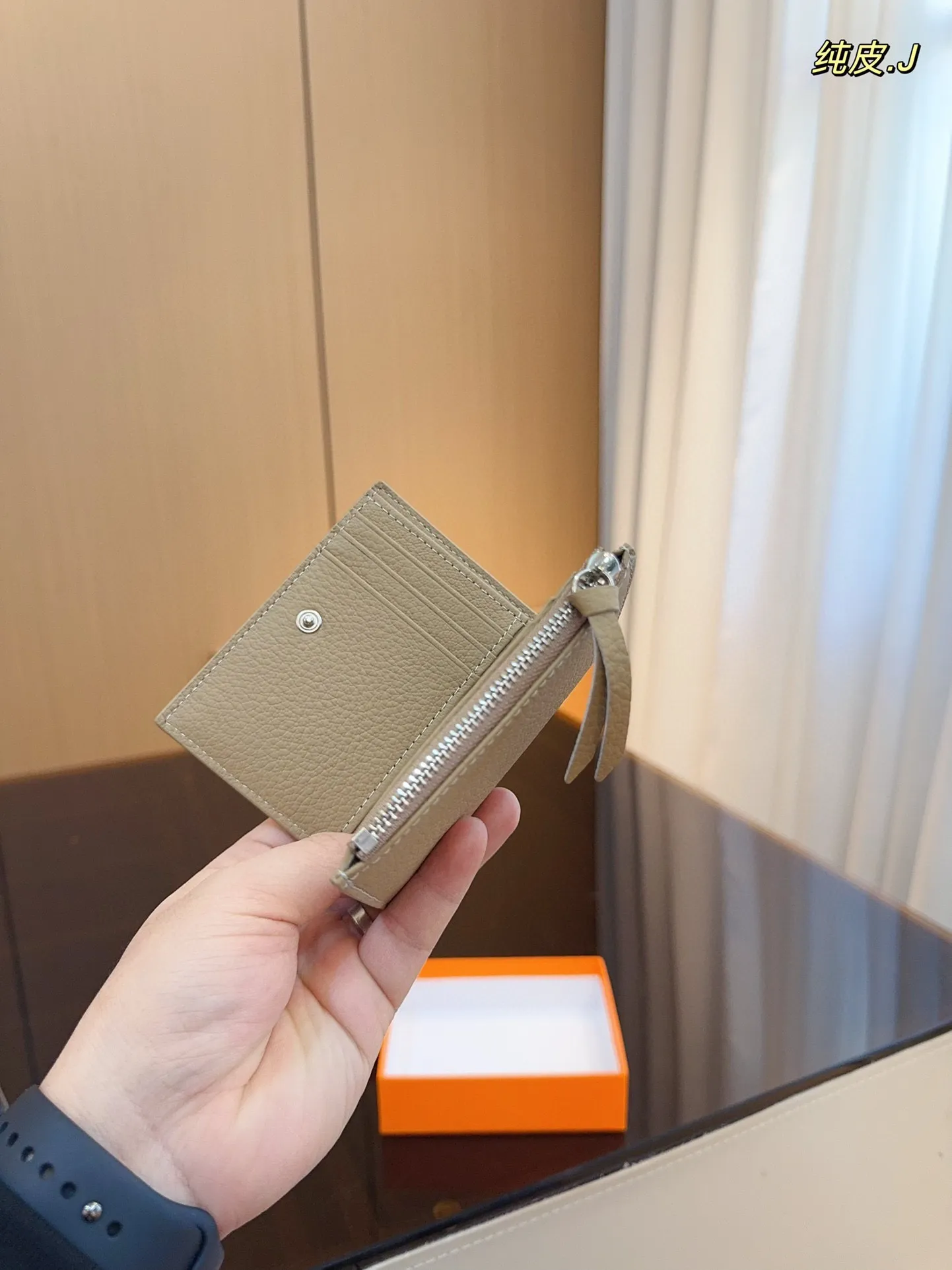 p100配礼盒🎁. 巴黎世家 新款钱包！ 你敢说你能抗拒它的光环嘛😇 格局超级赞！ 新年新钱包哦！尺寸：11*9cm