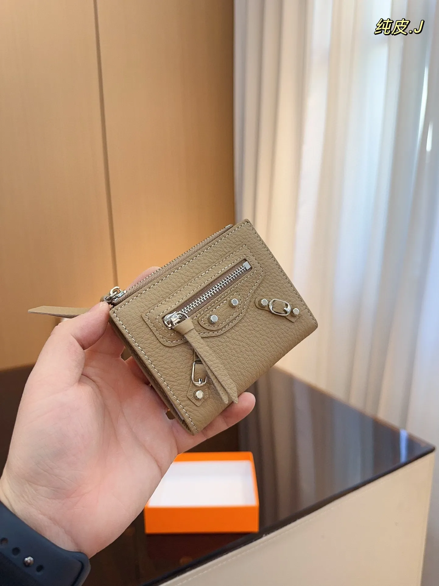 p100配礼盒🎁. 巴黎世家 新款钱包！ 你敢说你能抗拒它的光环嘛😇 格局超级赞！ 新年新钱包哦！尺寸：11*9cm