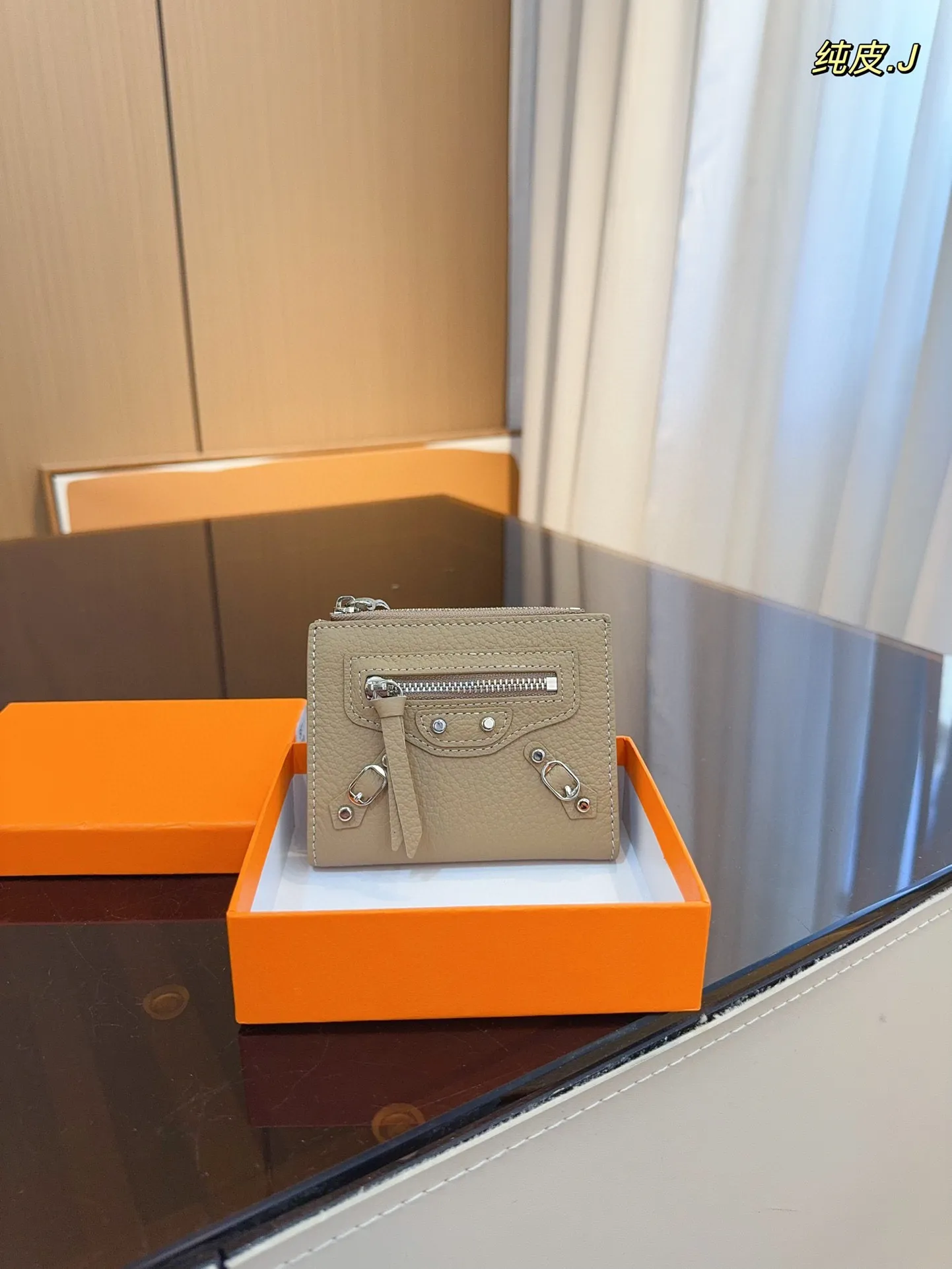 p100配礼盒🎁. 巴黎世家 新款钱包！ 你敢说你能抗拒它的光环嘛😇 格局超级赞！ 新年新钱包哦！尺寸：11*9cm