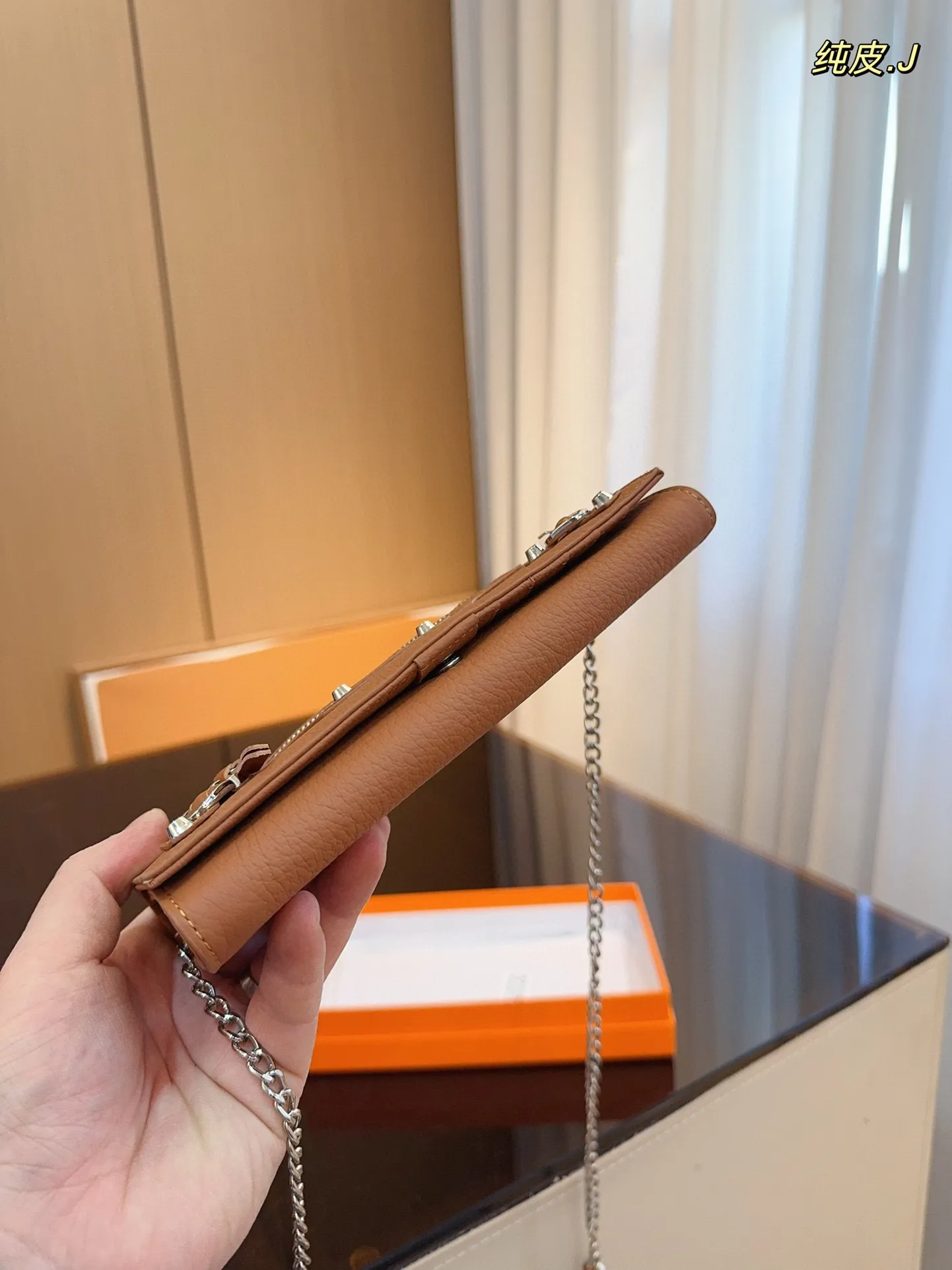 p130配礼盒🎁. 巴黎世家 新款钱包! 你敢说你能抗拒它的光环嘛😇 格局超级赞! 新年新钱包哦!尺寸:20*3*10cm