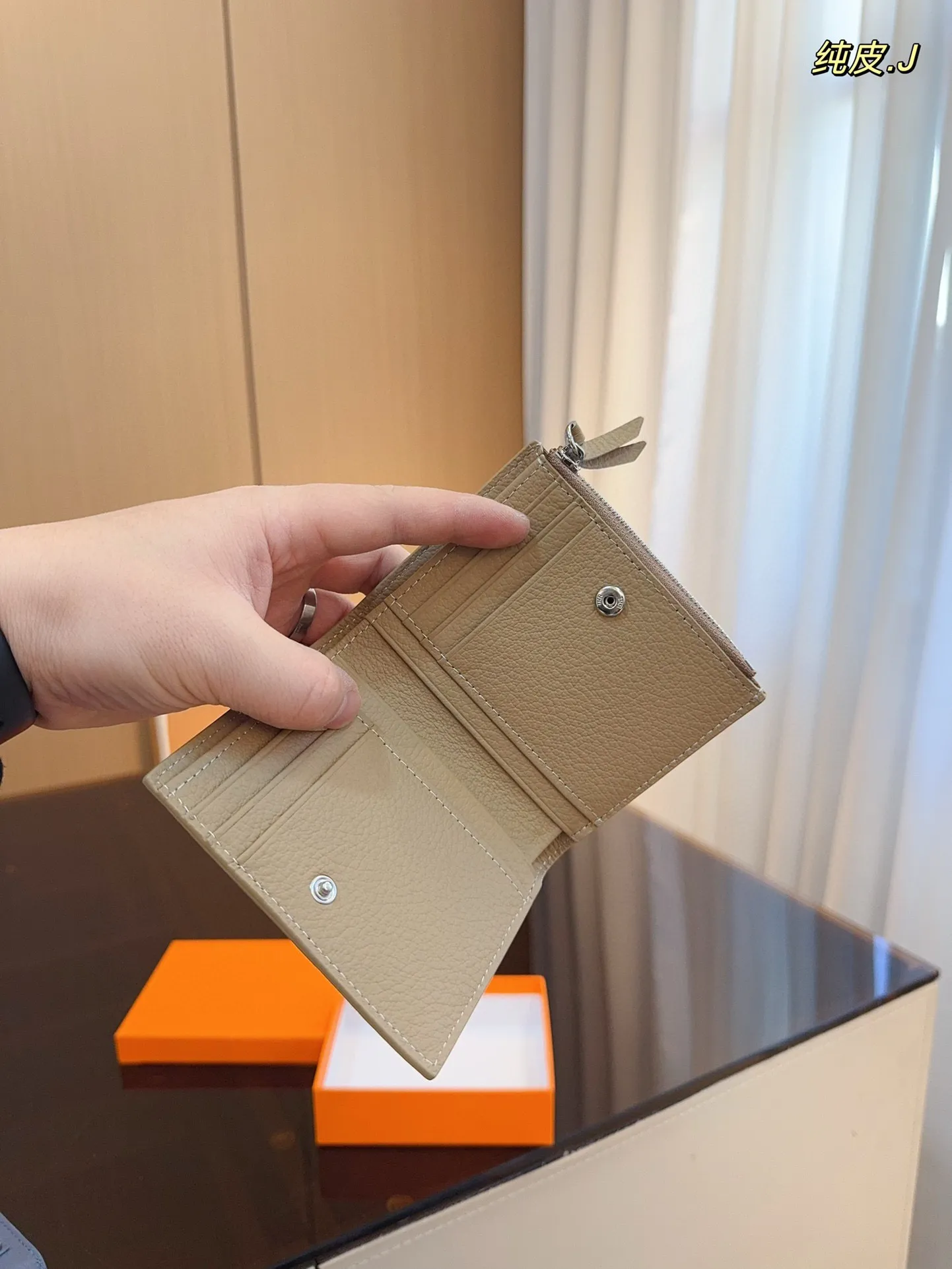 p100配礼盒🎁. 巴黎世家 新款钱包! 你敢说你能抗拒它的光环嘛😇 格局超级赞! 新年新钱包哦!尺寸:11*9cm
