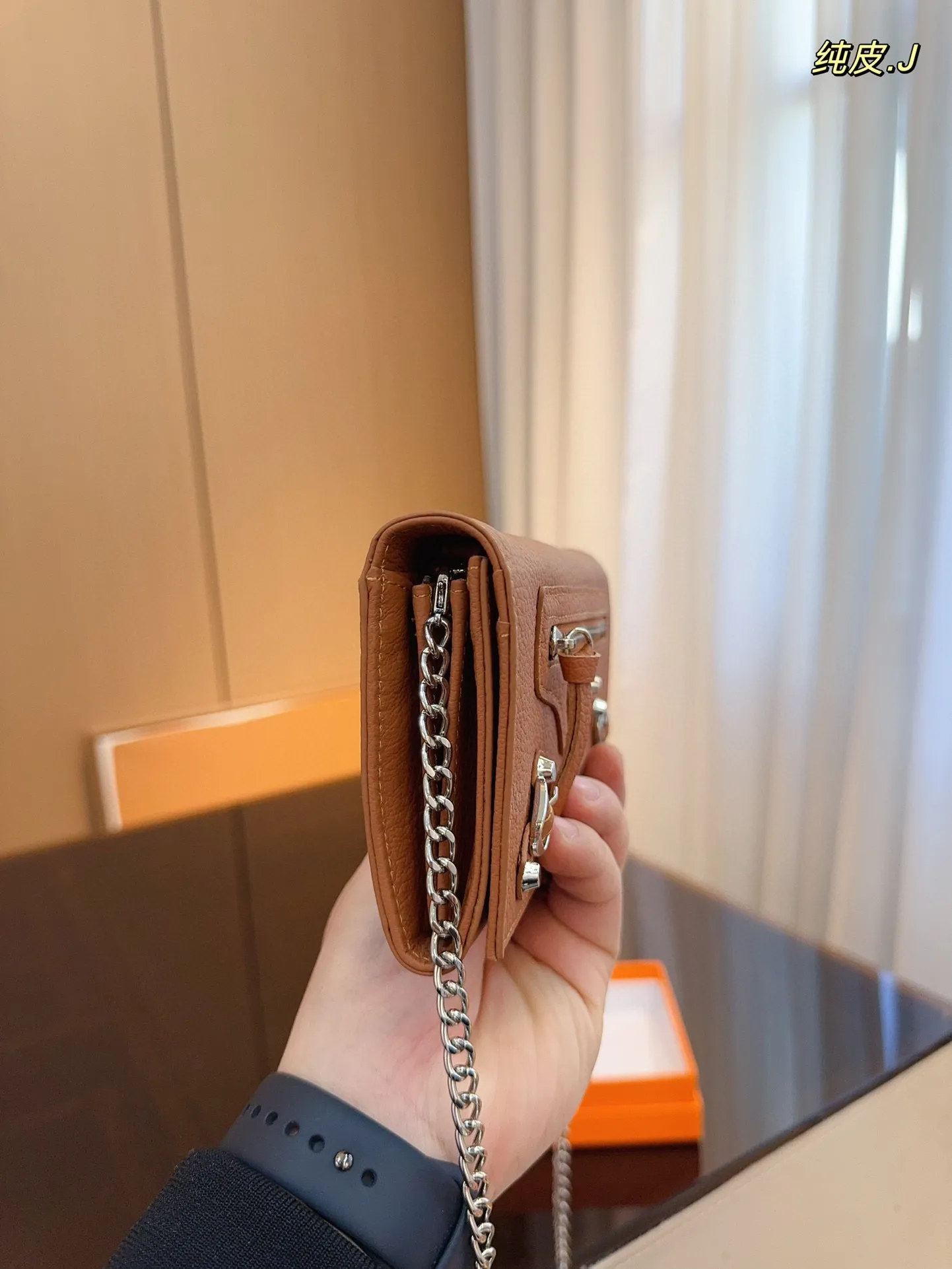 p130配礼盒🎁. 巴黎世家 新款钱包！ 你敢说你能抗拒它的光环嘛😇 格局超级赞！ 新年新钱包哦！尺寸：20*3*10cm