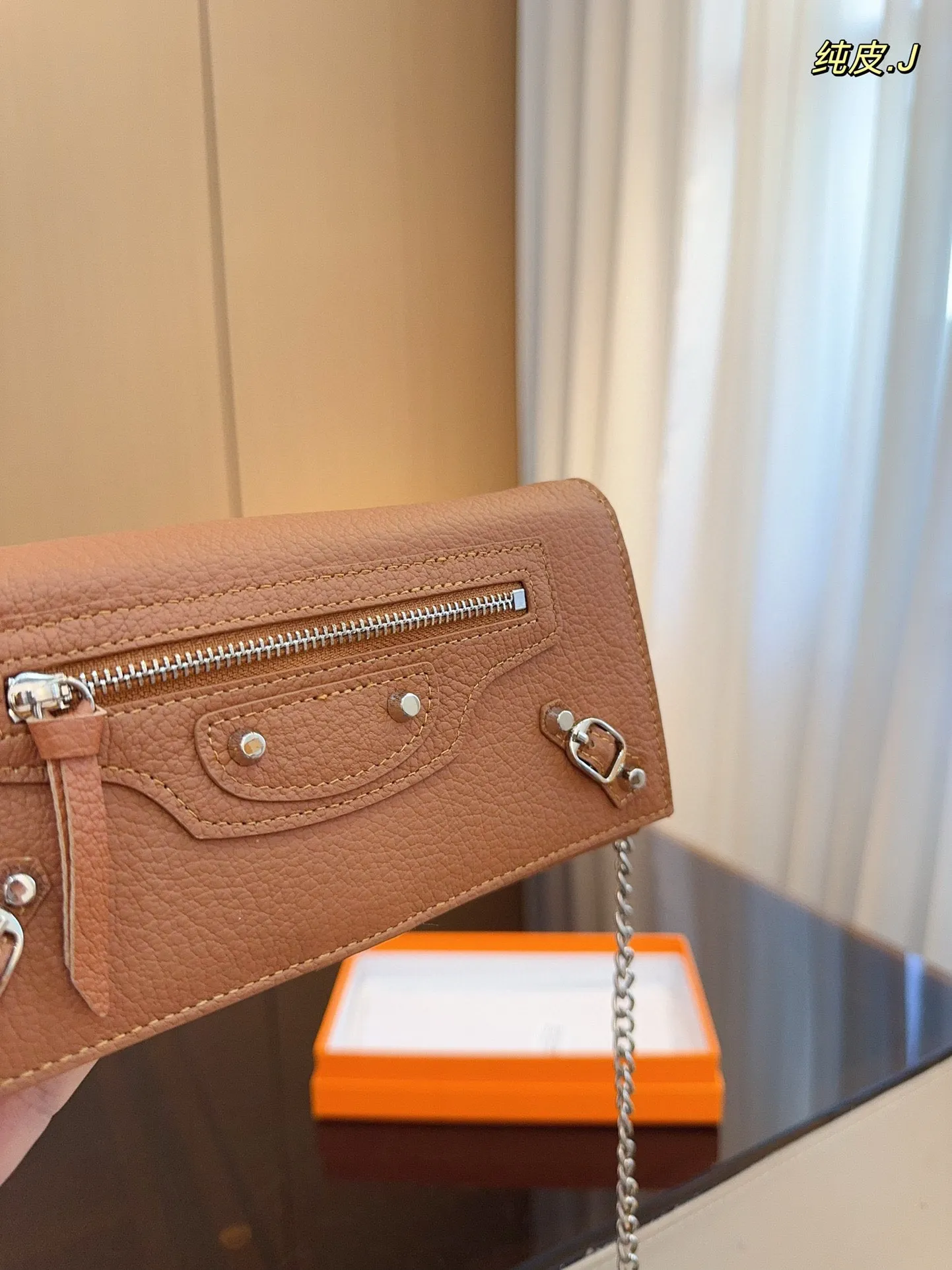 p130配礼盒🎁. 巴黎世家 新款钱包！ 你敢说你能抗拒它的光环嘛😇 格局超级赞！ 新年新钱包哦！尺寸：20*3*10cm