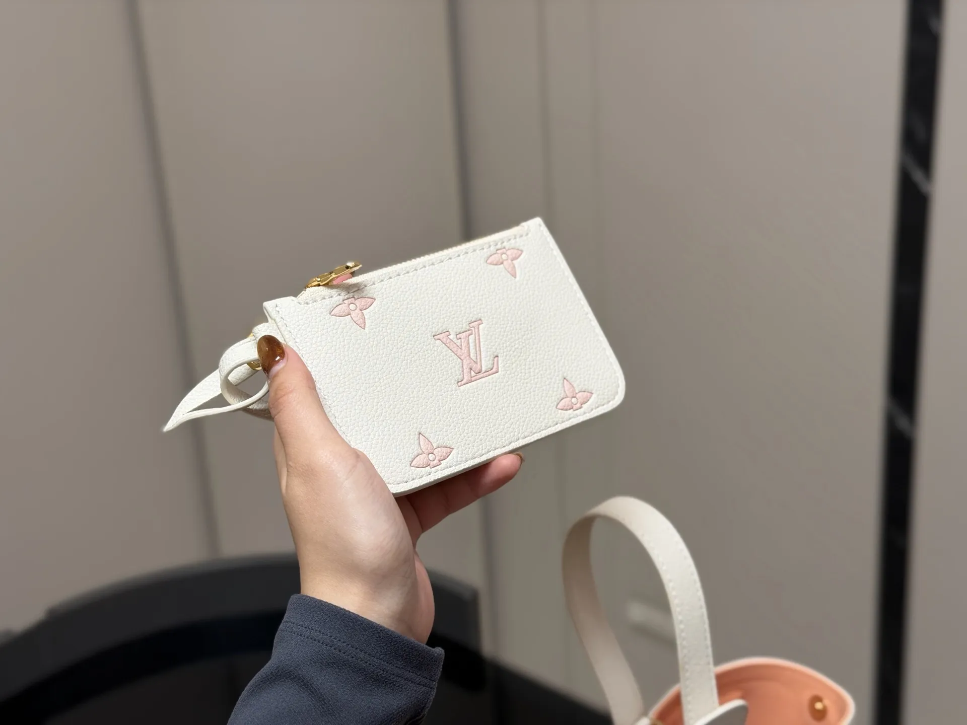 &yen;180 配折叠盒 LV中古包又一位当红炸子鸡来咯!! 一只看似中古中矩却又有点标新立异的包。 水桶包 尺寸:18.17cm