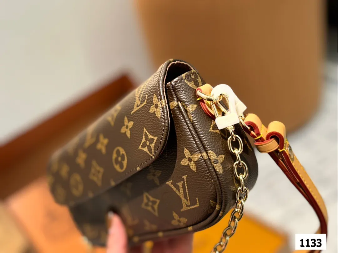 P145 配盒 size：22*12cm L家 新晋爆款ivy woc 这个版本很难得哦！抓紧抓紧！ 出道即巅峰 双链条设计的麻将包 可斜挎可单肩可手提 内置卡槽 可爱好用！