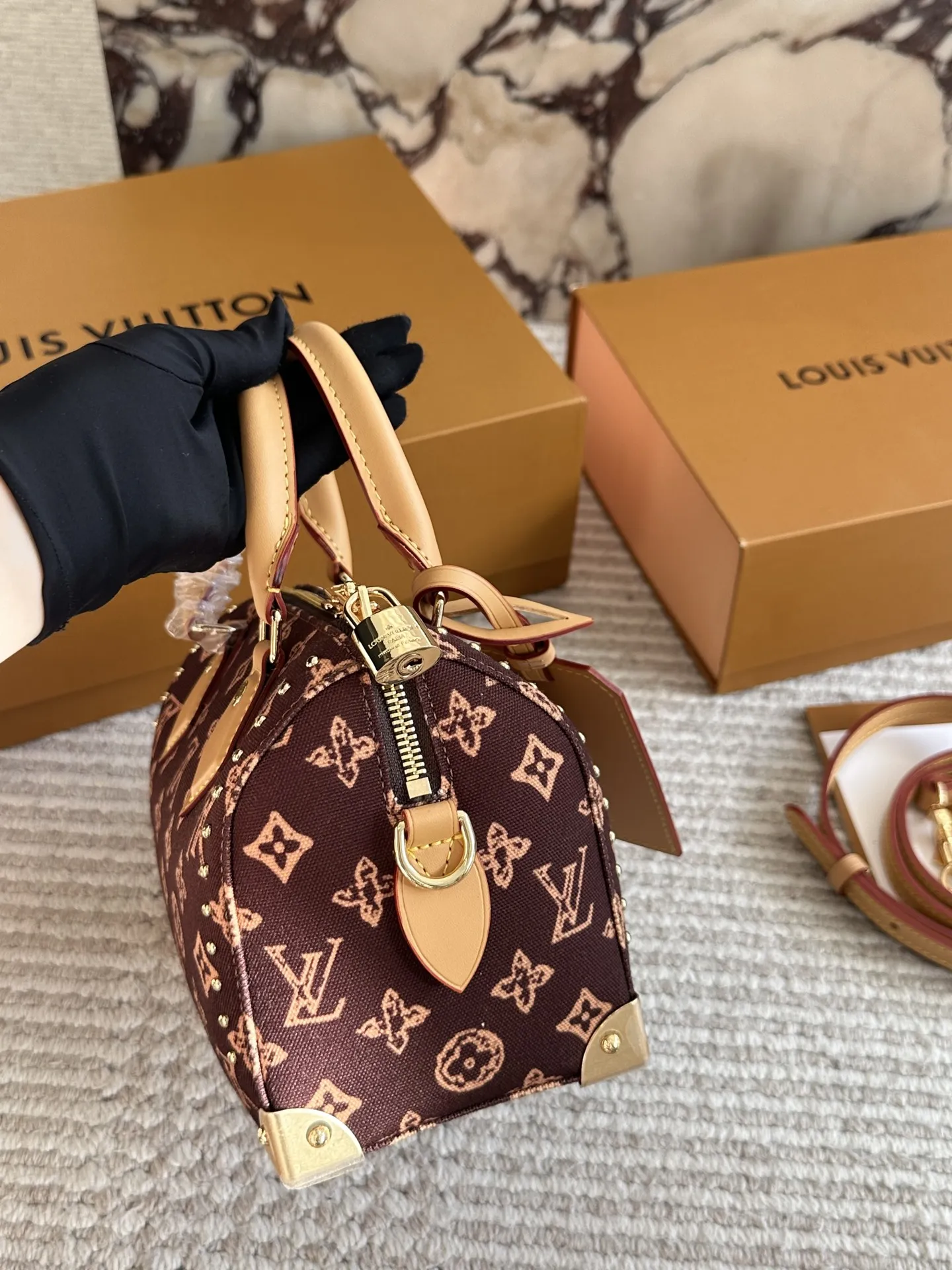 复刻版 ¥225 Lv 小枕头包 原单密封包装‼‼对NANO SPEEDY尺寸相当小巧 所以搭配中尽显时尚靓丽迷人气质,但是携带轻盈,轻轻松松搭一款NANO SPEEDY出门,它不仅适合休闲打扮,同样适合运动、旅行、参加party时使用哟,小身材的迷你包就是这么任性20*14cm 全套礼盒🎁