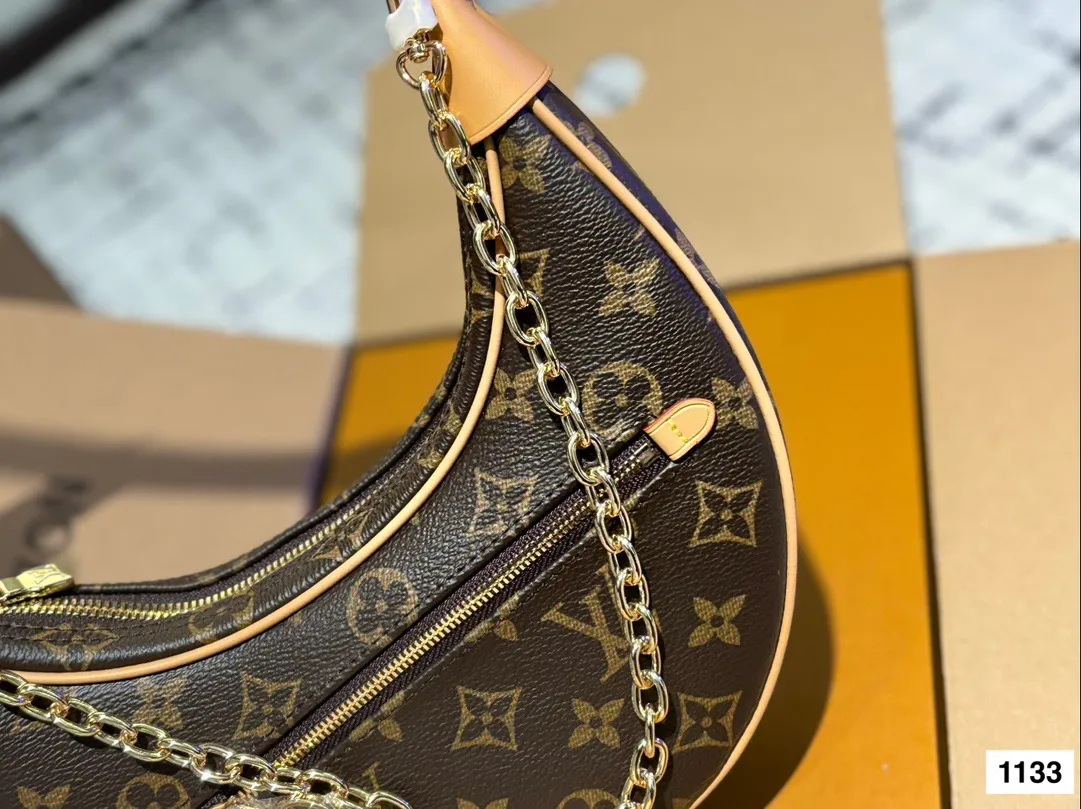 高品质¥165 可盐可甜的天花板一_LV 豌豆包 LV豌豆包的名字叫Loop,意思是“环形”,但因为长得实在太像豌豆了,所以大家便不约而同把它称为“豌豆 它的长度是最黄金的23厘米,市面上腋下包的尺寸大多是大于25cm或者小于20cm的尺寸,别看差距不大,但既要符合不同身高女生的需求又要考虑到实用度,这点上显然做得更加贴心。也正是因为尺寸合理,所以各种背法.上身都非常时髦。 一根金属链条还有一根可调节肩带,包形和手感都很 好,凹造型绝美,随意搭配都会很出彩。#|v #Iv 豌豆包