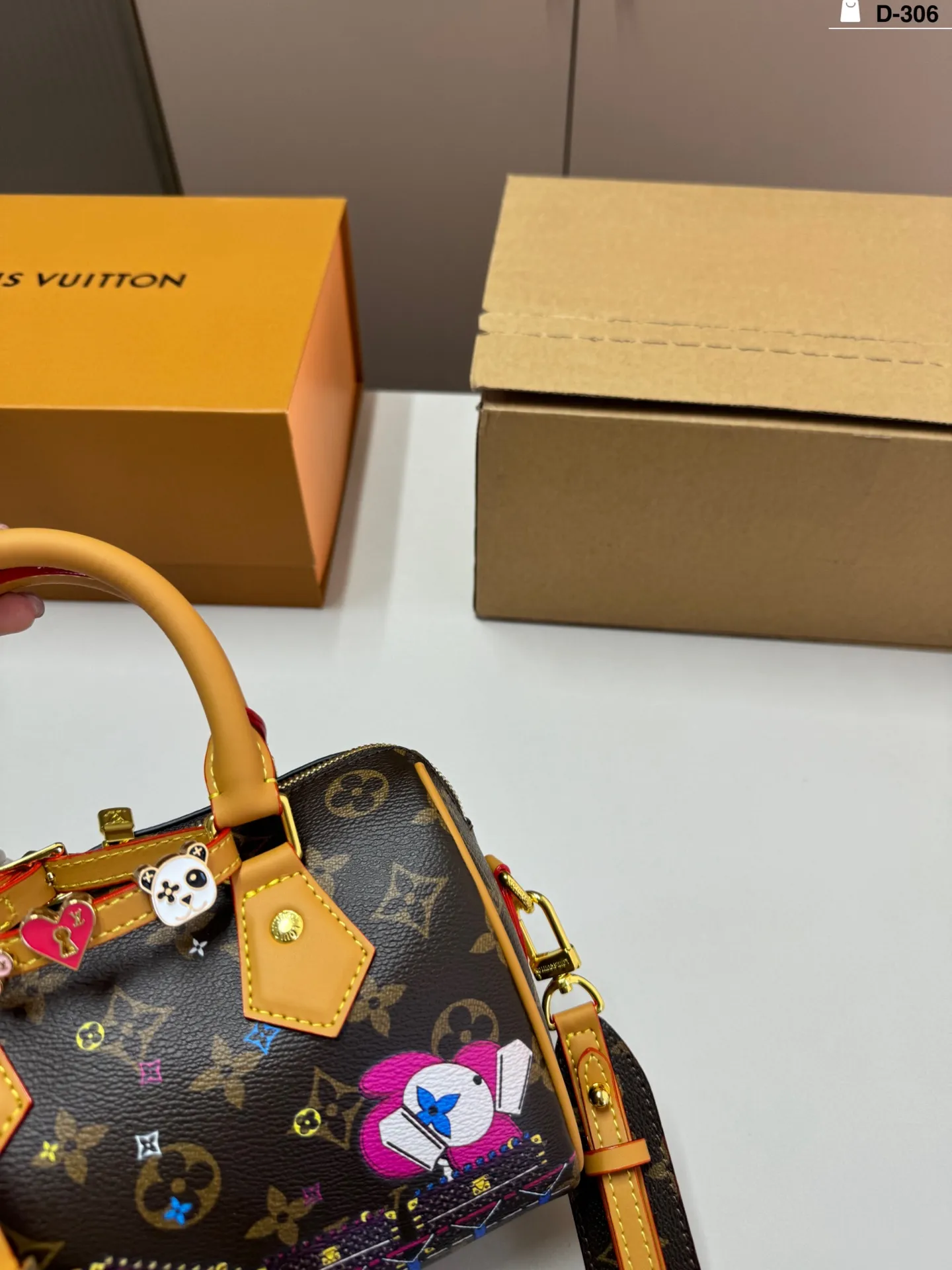 💰p160 D-306尺寸28×14折叠盒飞机盒 LV NanoSpeedy 圣诞限定Nano Speedy, Vivienne卡通形象超可爱! 日常出街或节日氛围感满分尺寸小巧 是LV圣诞限定系列热门款,收藏or送礼都超合适