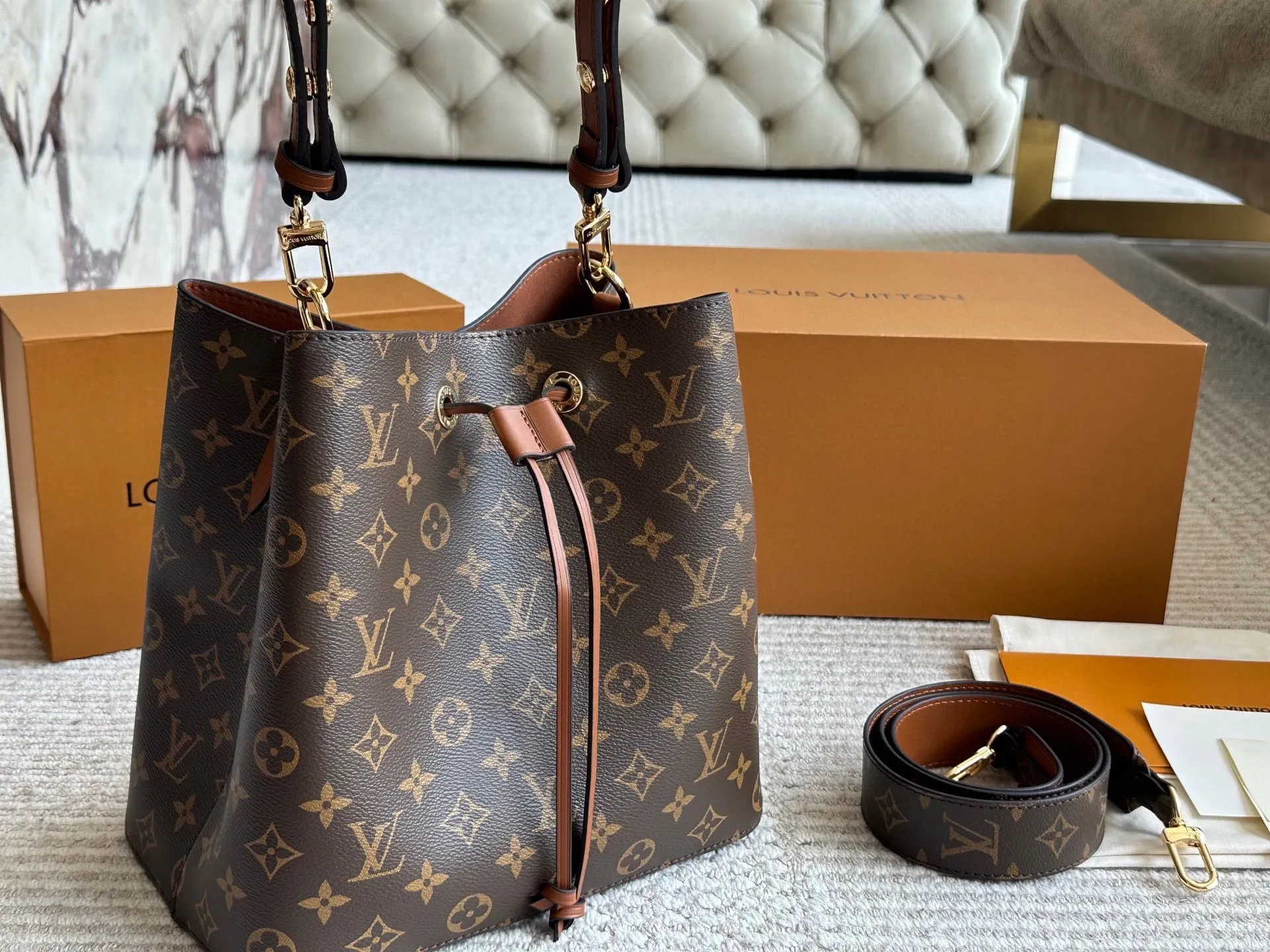 配宽肩带💰195 配盒 高品质 日常最推荐 L家 水桶包Noe水桶 此款水桶质感软 尺寸:26cm 斜挎/单肩更舒服 搜索🔍Lv 水桶包