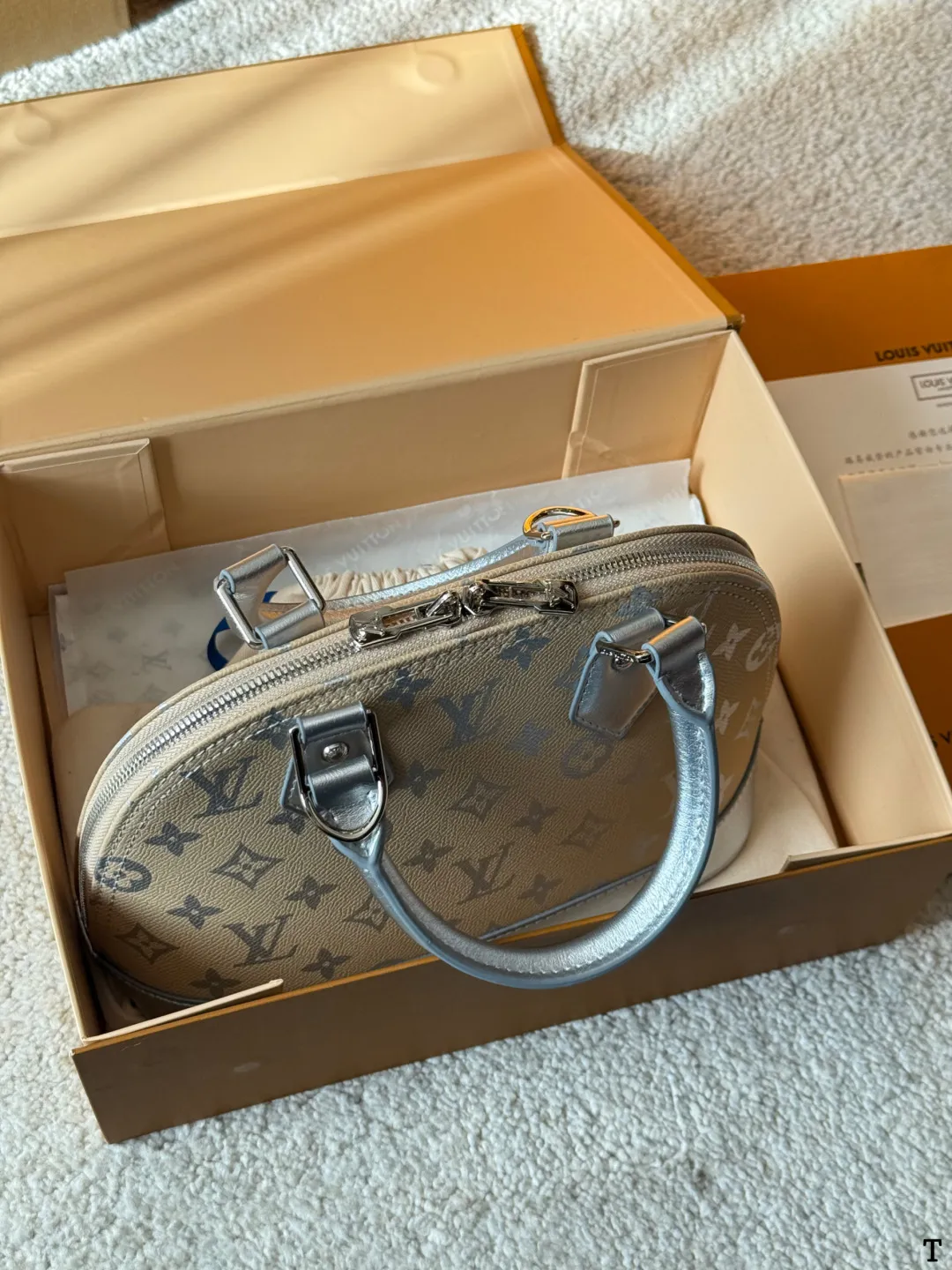 牛皮版本 p150/125 Lv 路易威登 |alma bb印花牛皮贝壳包 原版高品质 包包这款Retiro 手袋以标志性的老花面料制成 经典永恒。优雅低调的外形设计和宽敞的包身更加入了实用性。使用说明:-变色牛皮饰边,闪亮的纯钢金色五金配件- 可调节肩带,配有树糕皮的肩垫,拉链闭合。- 超细纤维内衬 尺寸 24 18cm 16 12cm