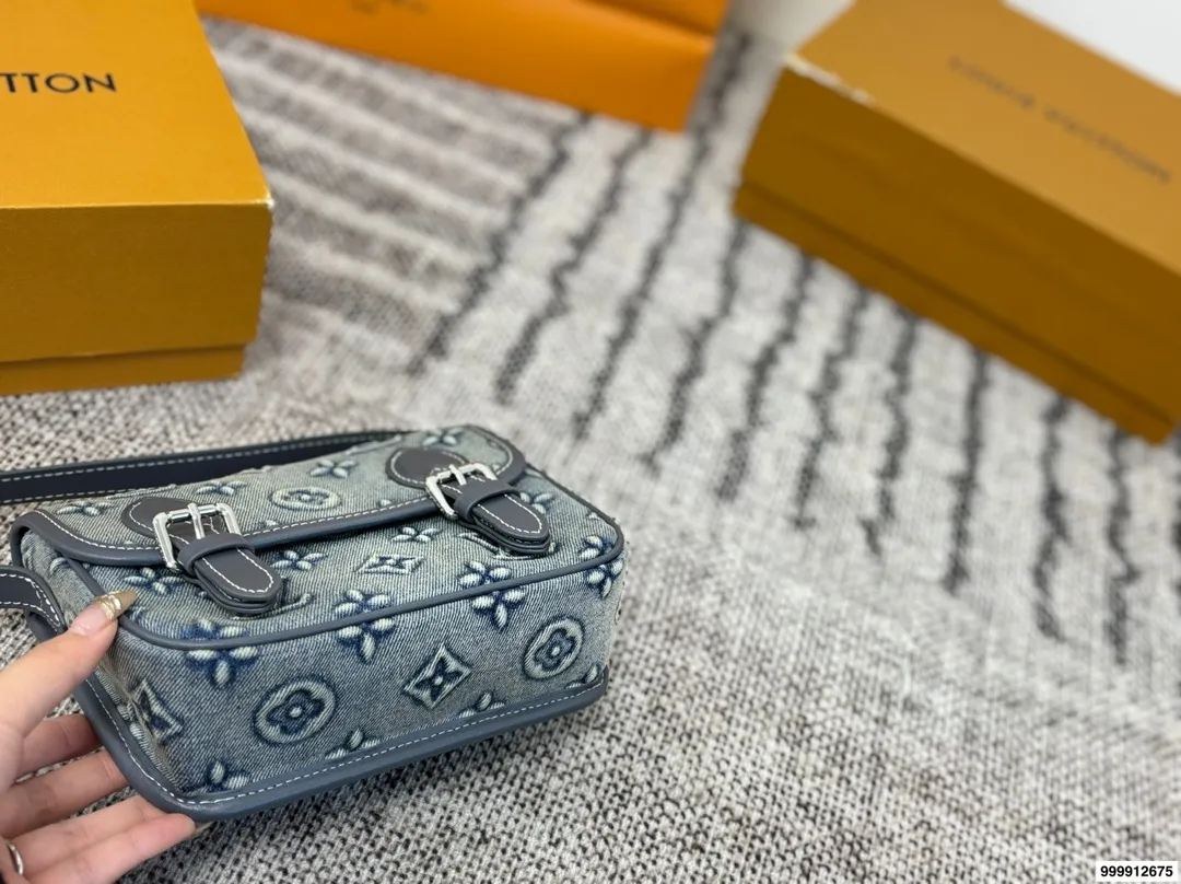 P185⚠️尺寸19*14 LV Mini Satchel牛仔邮差包 复古感满满！小巧精致，日常手机、钥匙、粉饼都能装下。肩带偏短，单肩or斜挎都OK，学院风、休闲风都能搭。磁吸扣设计，开合方便又安全，实用又时髦，是LV男款里超受欢迎的中性包款之一！