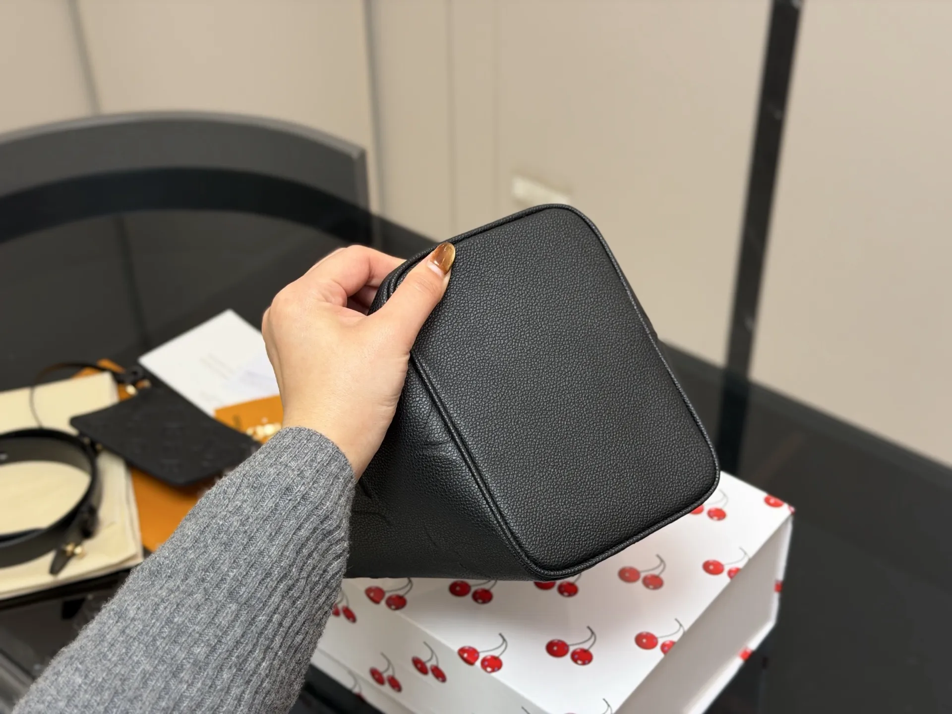 ¥185 配折叠盒 LV中古包又一位当红炸子鸡来咯!! 一只看似中古中矩却又有点标新立异的包。 水桶包 尺寸:18.17cm