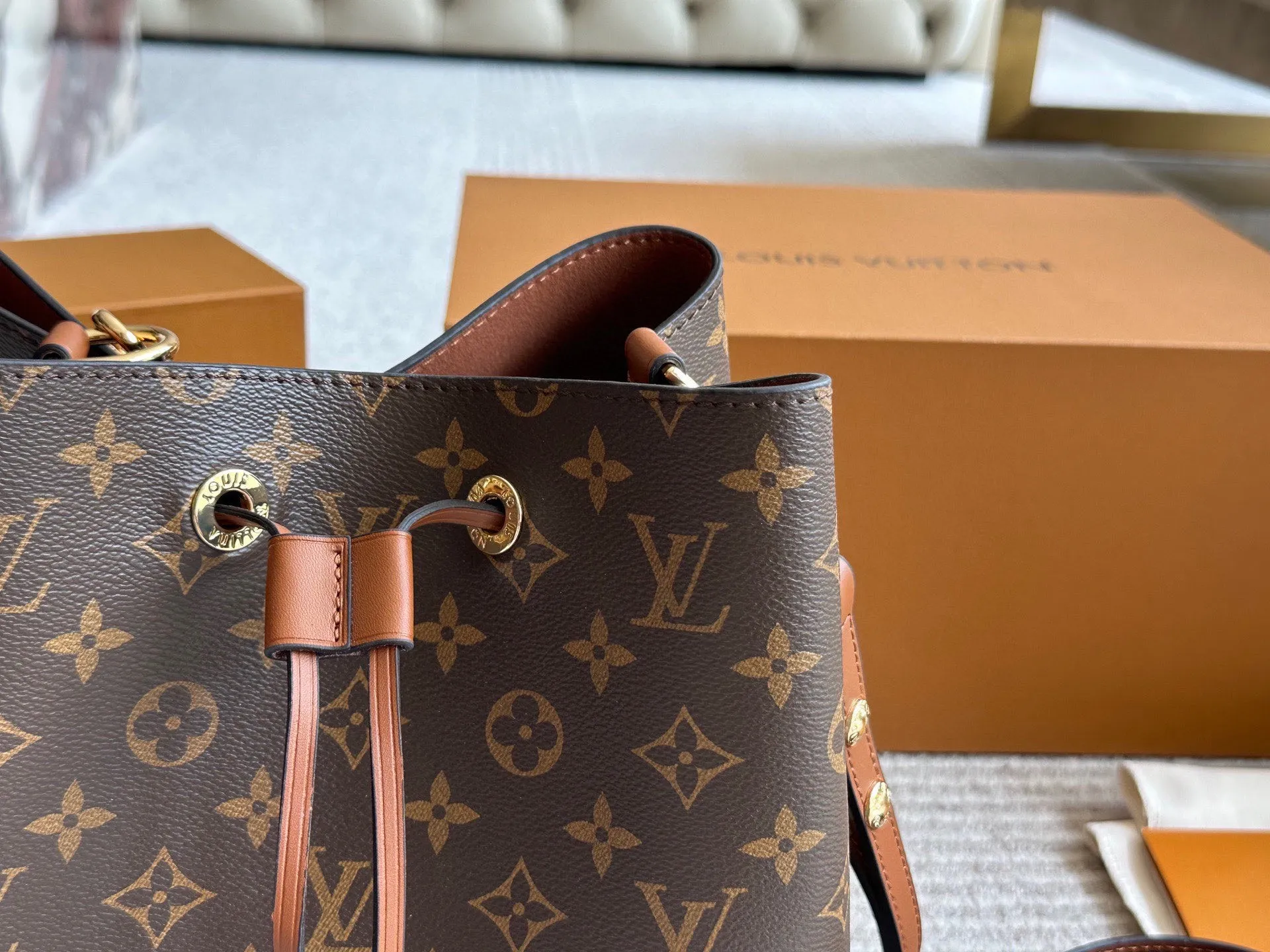 配宽肩带💰195 配盒 高品质 日常最推荐 L家 水桶包Noe水桶 此款水桶质感软 尺寸：26cm 斜挎/单肩更舒服 搜索🔍Lv 水桶包