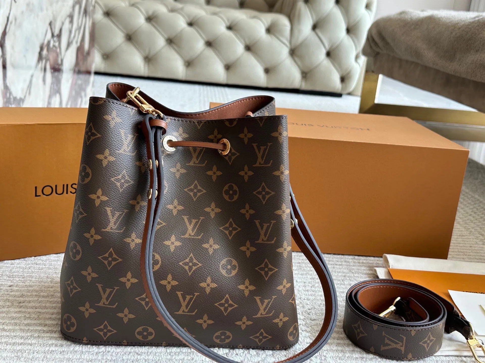 配宽肩带💰195 配盒 高品质 日常最推荐 L家 水桶包Noe水桶 此款水桶质感软 尺寸:26cm 斜挎/单肩更舒服 搜索🔍Lv 水桶包