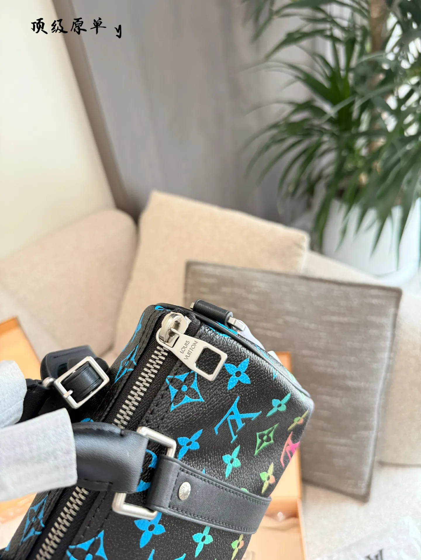 p220 LV渐变彩虹Keepall25 科技感拉满的时尚单品宝子们! LV又放大招啦!这款Keepall25渐变彩虹色真的绝了~ 教染神仙配色 从经典老花到渐变彩虹的自然过渡,像把雨后天空背在身上!男女通杀的中性风,和对象搭成情侣款回头率200% *黑科技加持 包包内置NFC芯片,手机一扫就能验证真伪!再也不用担心买到J货啦~而且涂层帆布防水耐脏,日常通勤、旅行说走就走 设百变背法 可拆卸可调节肩带,手提、单肩、斜挎都能轻松驾驭!251115cm的黄金比例,装下13寸电脑、化妆品、水杯完全无压力~通勤、约会、探店一包搞定 害染细节控狂喜 皮质挂牌质感满分,五金logo在阳光下超闪!包型硬挺有型,塞满东西也不塌,实用性和颜值双在线~现在这款彩虹包已经火到断货啦!喜欢的宝子赶紧冲~在评论区说说,你最喜欢哪个细节吧+