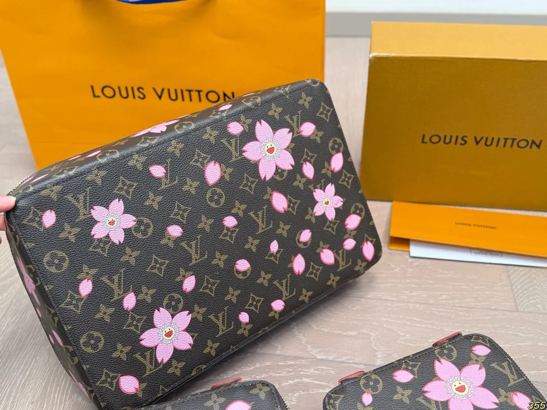 &yen;135/&yen;125/&yen;115 LV 化妆包 LV旅行收纳系列 实用 真的很美很喜欢！实用、美观、耐造、出去旅游看了心情也会好好 尺寸：34 22 8/23 14 8/17 10 8