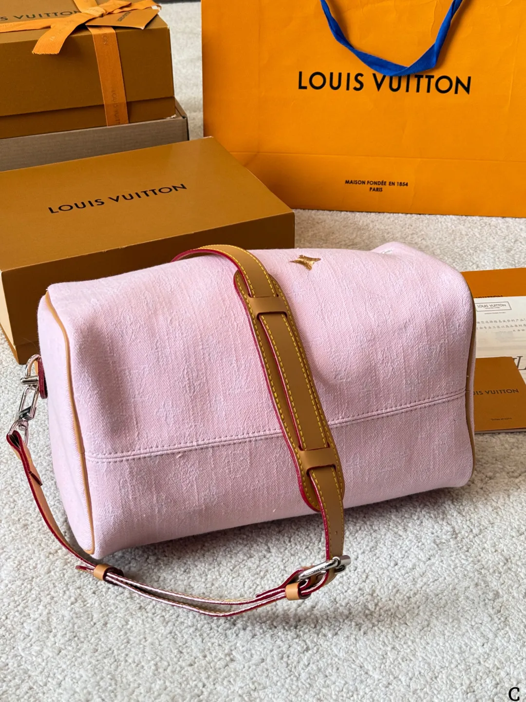 p180 LV 路易威登 Nano Speedy 30枕头包 LV 新款系列 枕头包 手袋,全网首发 LV Speedy nano 枕头包这款Retiro 手袋以标志性 经典永恒。优雅低调的外形设计和宽敞的包身更加入了实用性 尺寸30cm