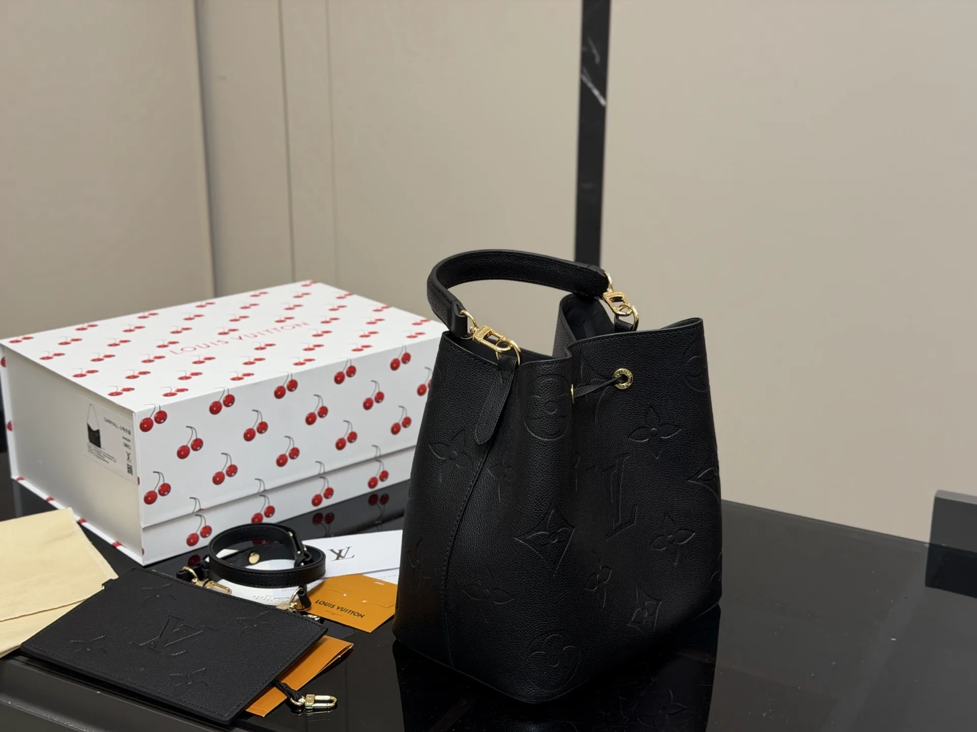 ¥205 配折叠盒 好品质 日常最推荐 Lv 原单 水桶包 此款水桶质感软 尺寸:26cm 斜挎/单肩更舒服 搜索🔍Lv 水桶包