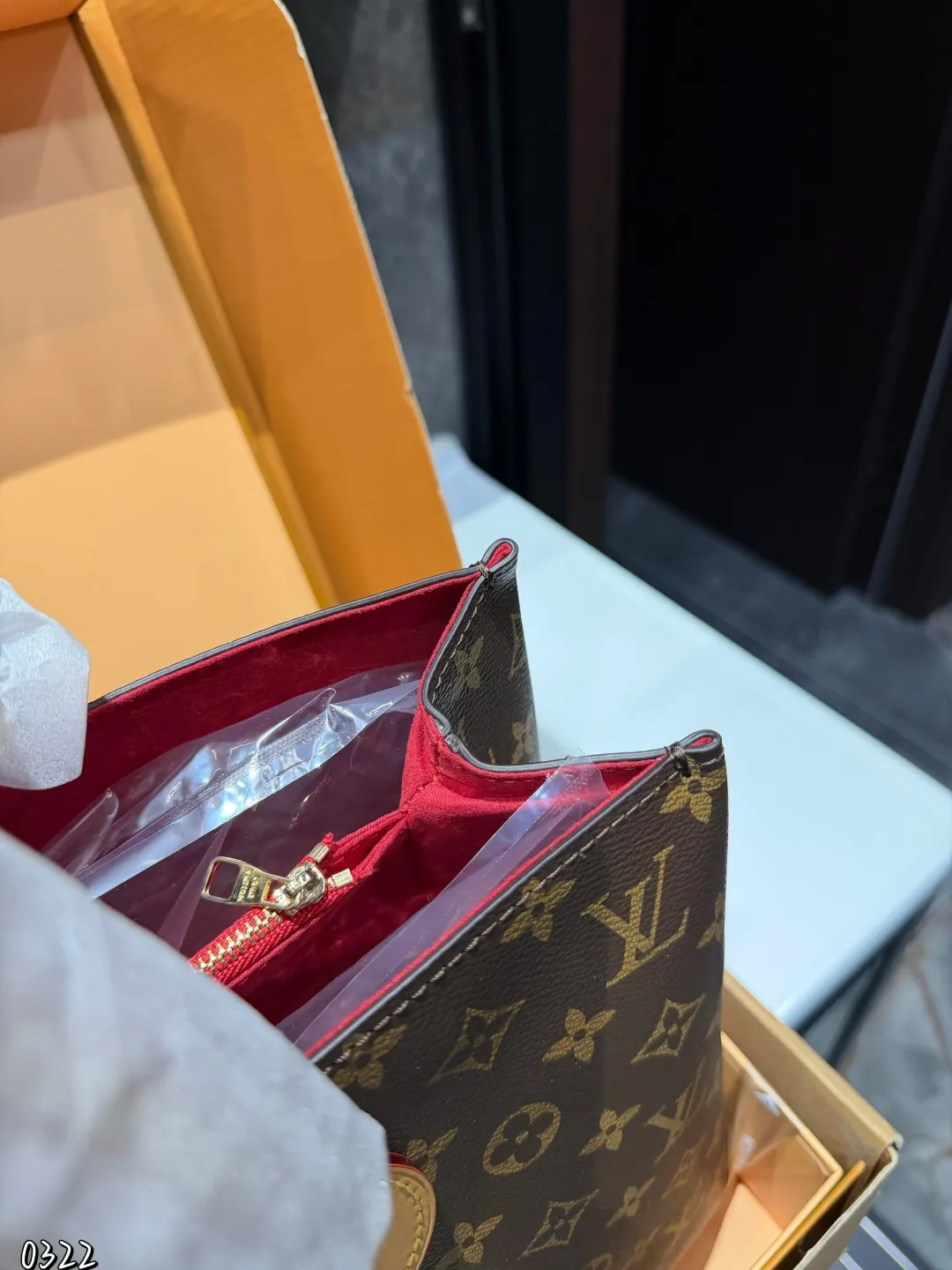 ❤️P150❤️ LV 2024秋冬的绝绝子手袋一LV Piano 手袋!这款手袋不仅融合了经典设计,还注入了现代的摩登风范,真的是好用到哭!Piano 手袋以利落的构型和侧面三角皮革烘托出Monogram图案的经典格调,再借不对称手柄释放出秋冬系列的摩登气息,令日常所需轻松随行!这个尺寸非常让人想起以前的Totally PM或lena PM,大家还记得吗?全拉链设计,完全可调节的带子,非常结实,简直是通勤的绝佳选择!皮革角和底部设计更是提升了手袋的耐用性和高级感,无论是日常使用还是出门逛街,都能轻松驾驭,真的是宝藏手袋 尺寸:43 27cm