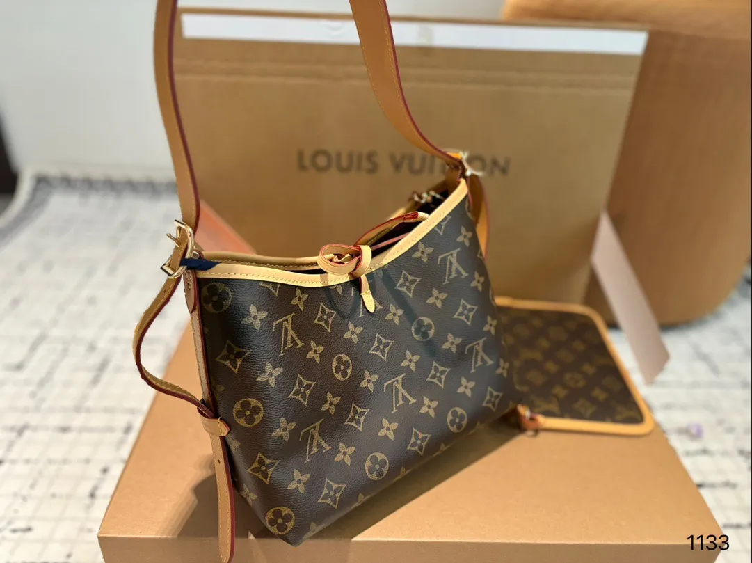 P190P180P170 路易威登Lv Carryall新款通勤包颜值实用 #路易威登Lv #路易威登#Iv #路易威登louisvuitton#路易威登carryall #Carryall |v7月新款,可斜挎、单肩。容量保证,敞口磁铁吸内扣取放平板小电脑非常方便,设计比neverfull小巧、肩带够宽不那么勒;比graceful俏皮,上身完全;是驴家通勤包款颜值担当@ 尺寸 大号38中号30 小号23