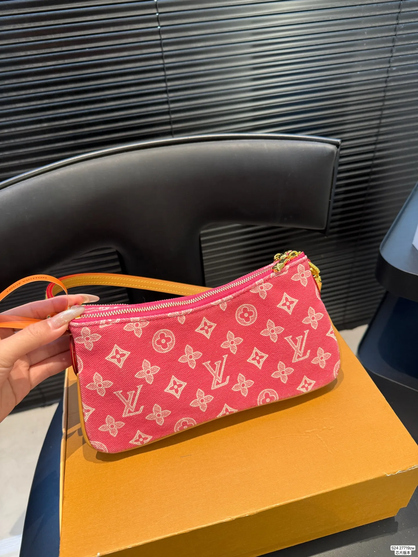 P170 配飞机盒折叠盒 芯片版本 新款的包包造型太可爱了双层设计 两个拉链可以打开放不同的物品 有链条有皮肩带能单肩当腋下包也能能斜挎 造型很别致有点可爱 尺寸24 10 货号27719