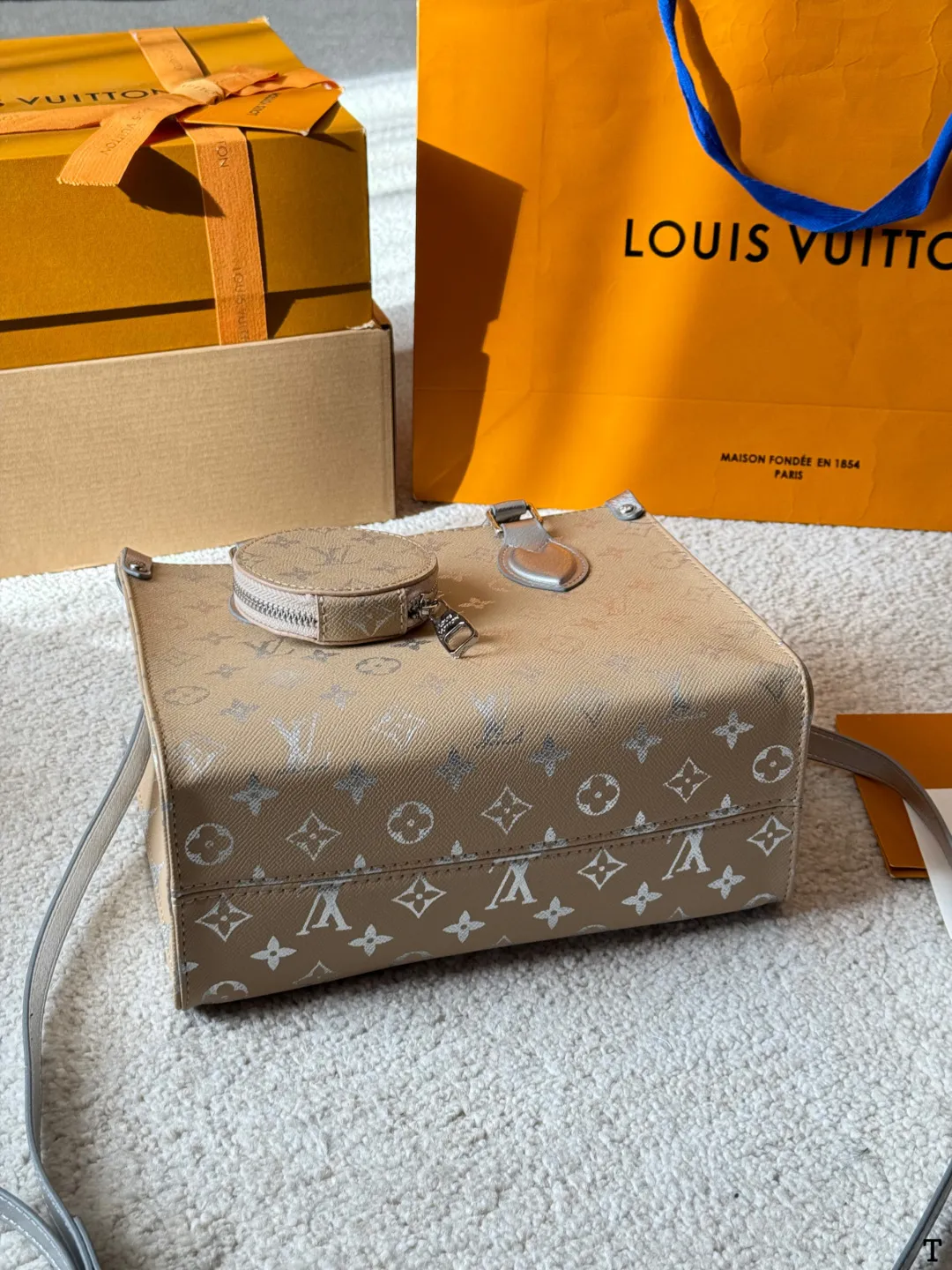 牛皮版本 p150 LV Onthego 丛林包 折叠礼盒 原单品质 Lv A/B面喷绘 onthego妈咪袋 性价比之王这是一款超赞的包型，灵感来自于恶搞Lv的街头品牌，曾经的曾经，Louis Vll litton永远不会走下神坛，1:1品质 非常值得入的一季，超大购物袋，不容易变形 而且大Logo的设计超级好看。除了手拎以外，还非常贴心的加了中长的肩挎的肩带，可以说是非常赞了，对花品质 秒杀市场一切低端货 上身真的很有气质！尺寸25cm