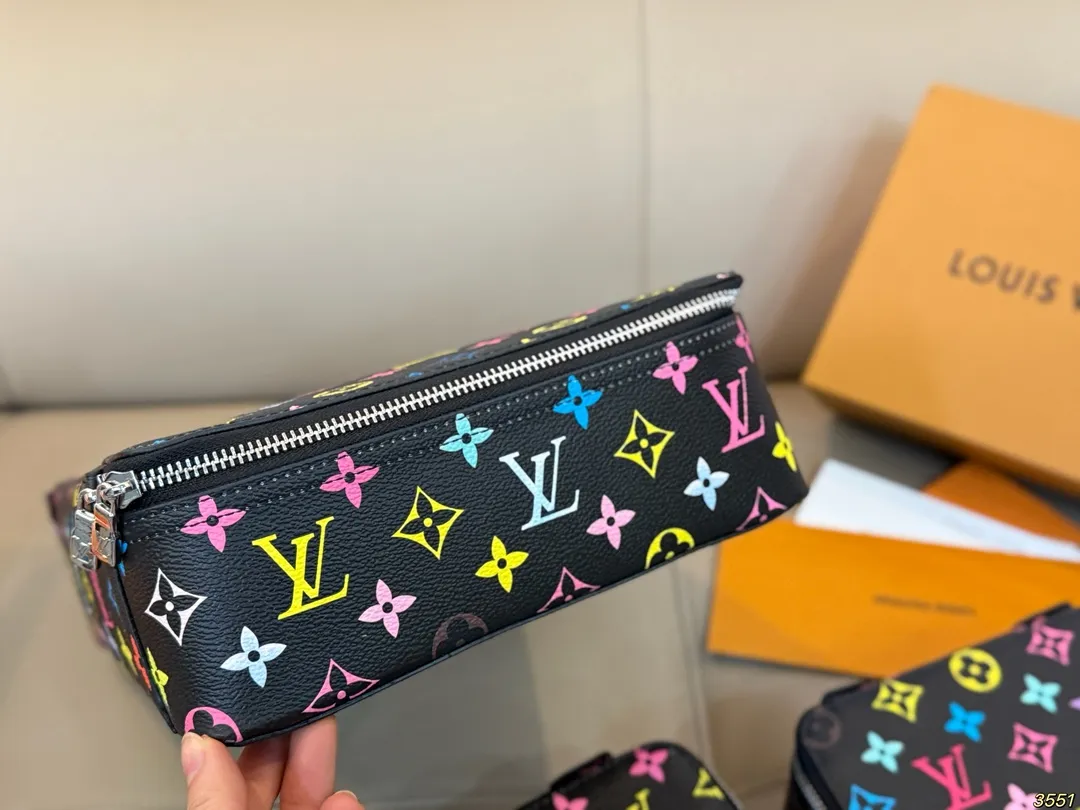 ¥130/¥120/¥110 LV 化妆包 LV旅行收纳系列 实用 真的很美很喜欢!实用、美观、耐造、出去旅游看了心情也会好好 尺寸:34 22 8/23 14 8/17 10 8