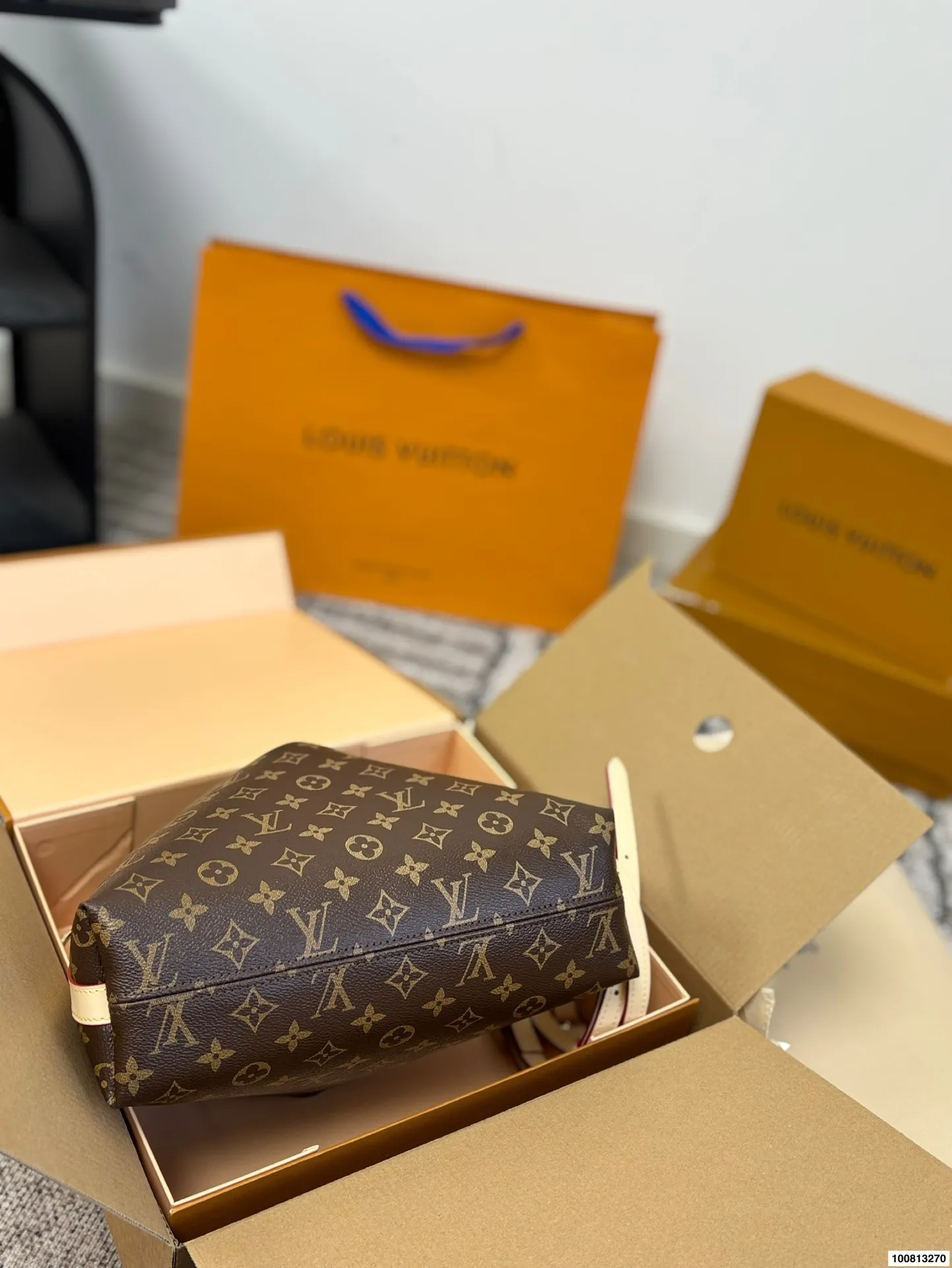 P140(折叠飞机礼盒) LV钟楚曦同款Multipass上身实拍来喽又是钟姐严选了#钟楚曦/同款包蛮复古的一只,个人认为!非常之轻巧,带拉链耶!不怕掉东西了尺寸28 26cm