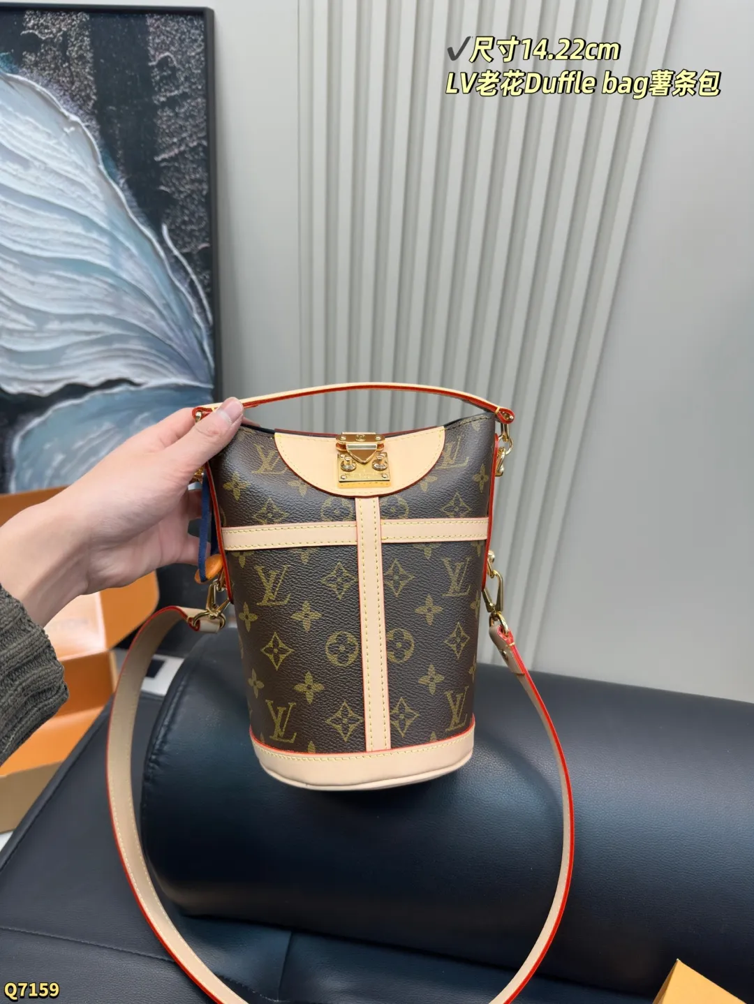 💰205配全套礼盒 尺寸14.22cm LV 经典薯条包真的绝绝子！ 它的实用性超棒，内部空间合理，还是能装蛮多的。 颜值更是没得说，经典的设计散发着独特的魅力，无论搭配休闲装还是正式装都能轻松驾驭！